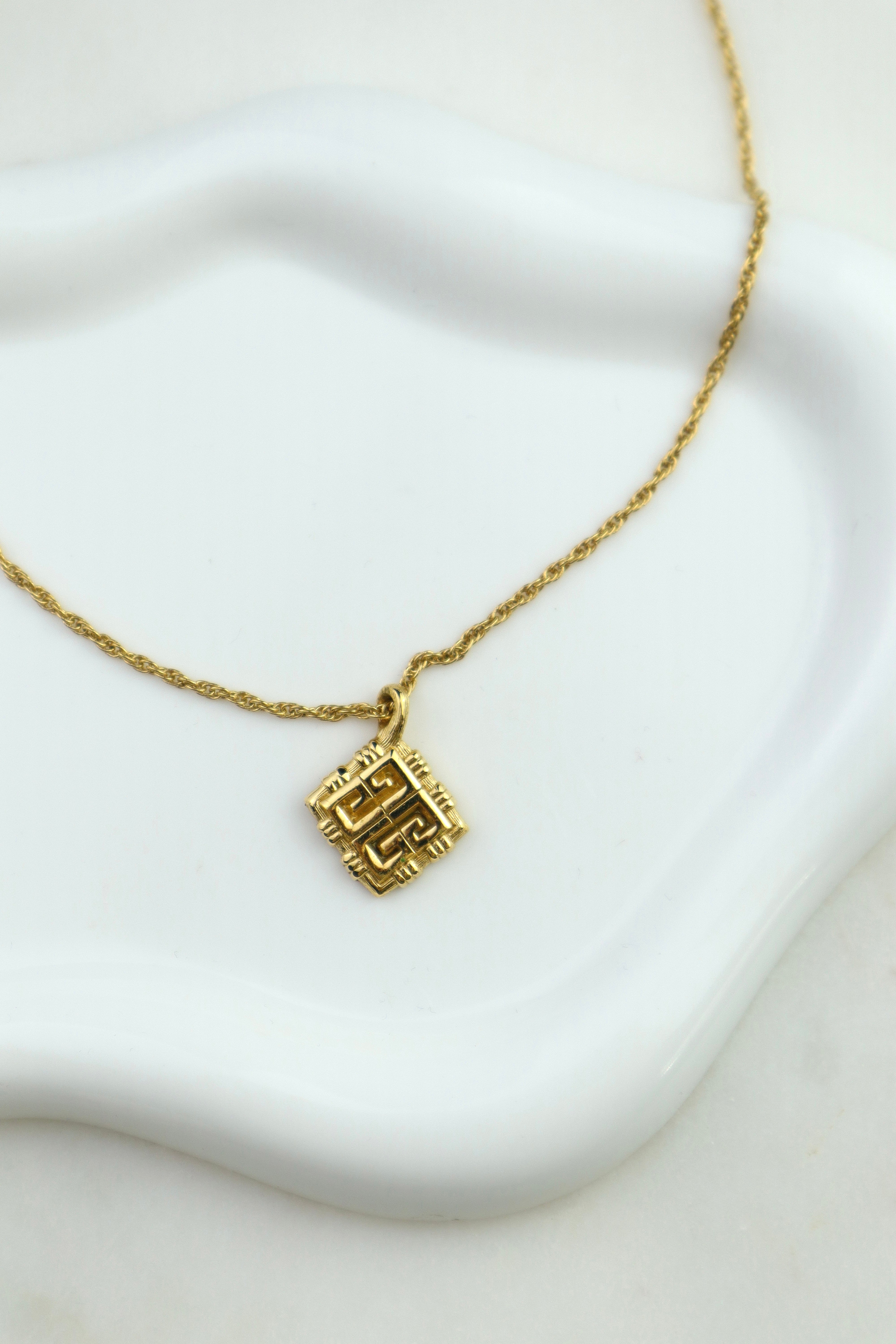 Givenchy - naszyjnik vintage z geometrycznym medalionem