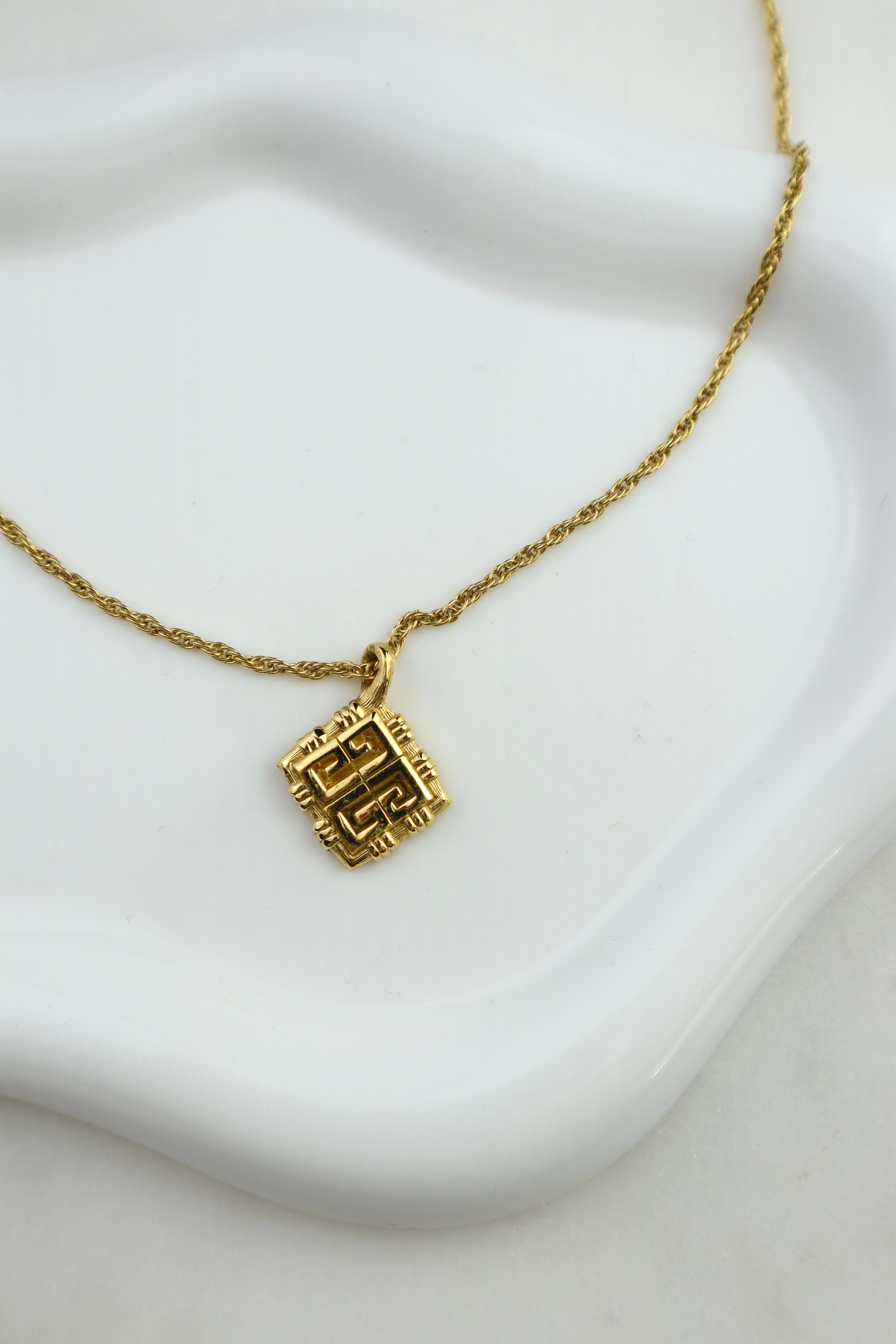 Givenchy - naszyjnik vintage z geometrycznym medalionem