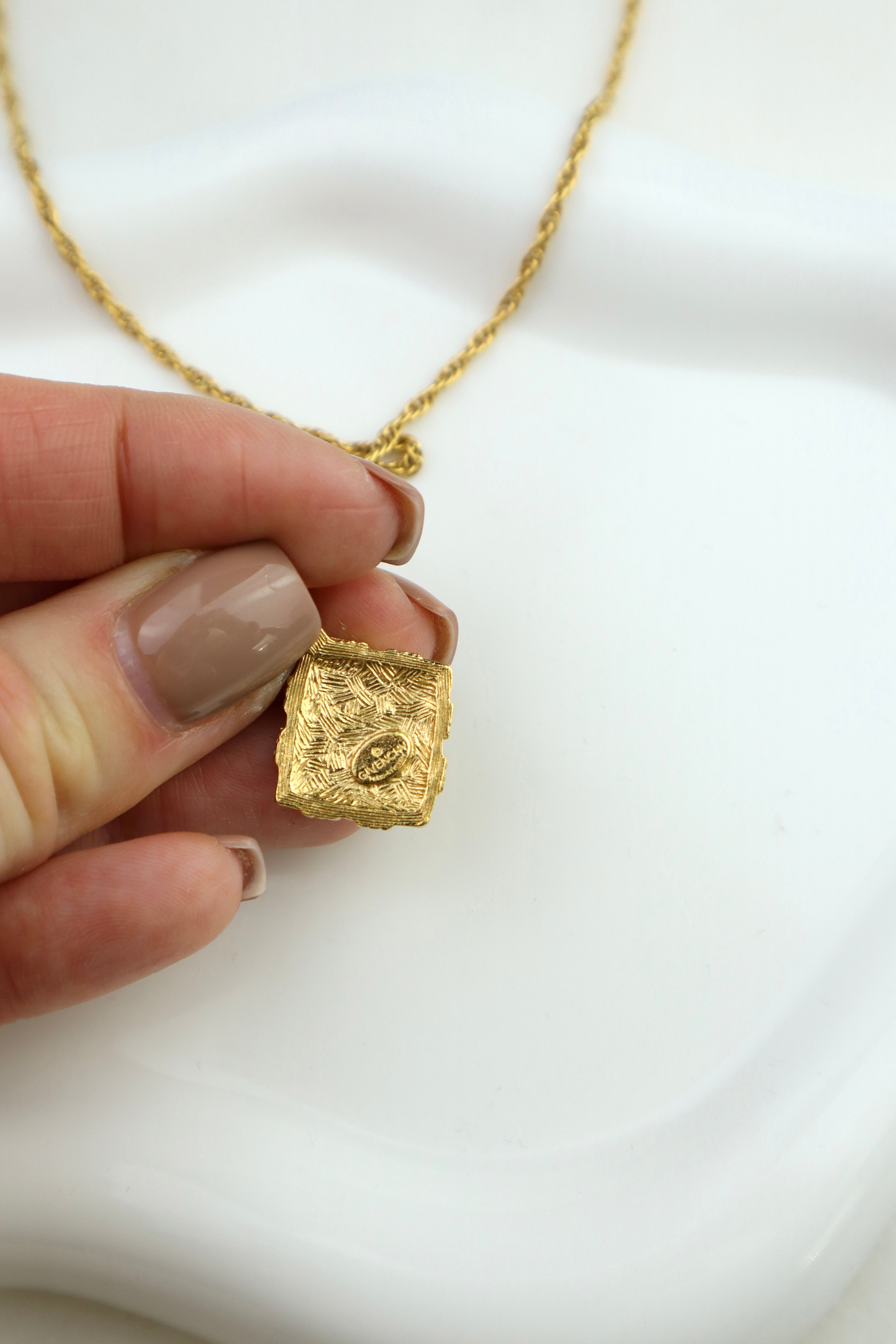 Givenchy - naszyjnik vintage z geometrycznym medalionem