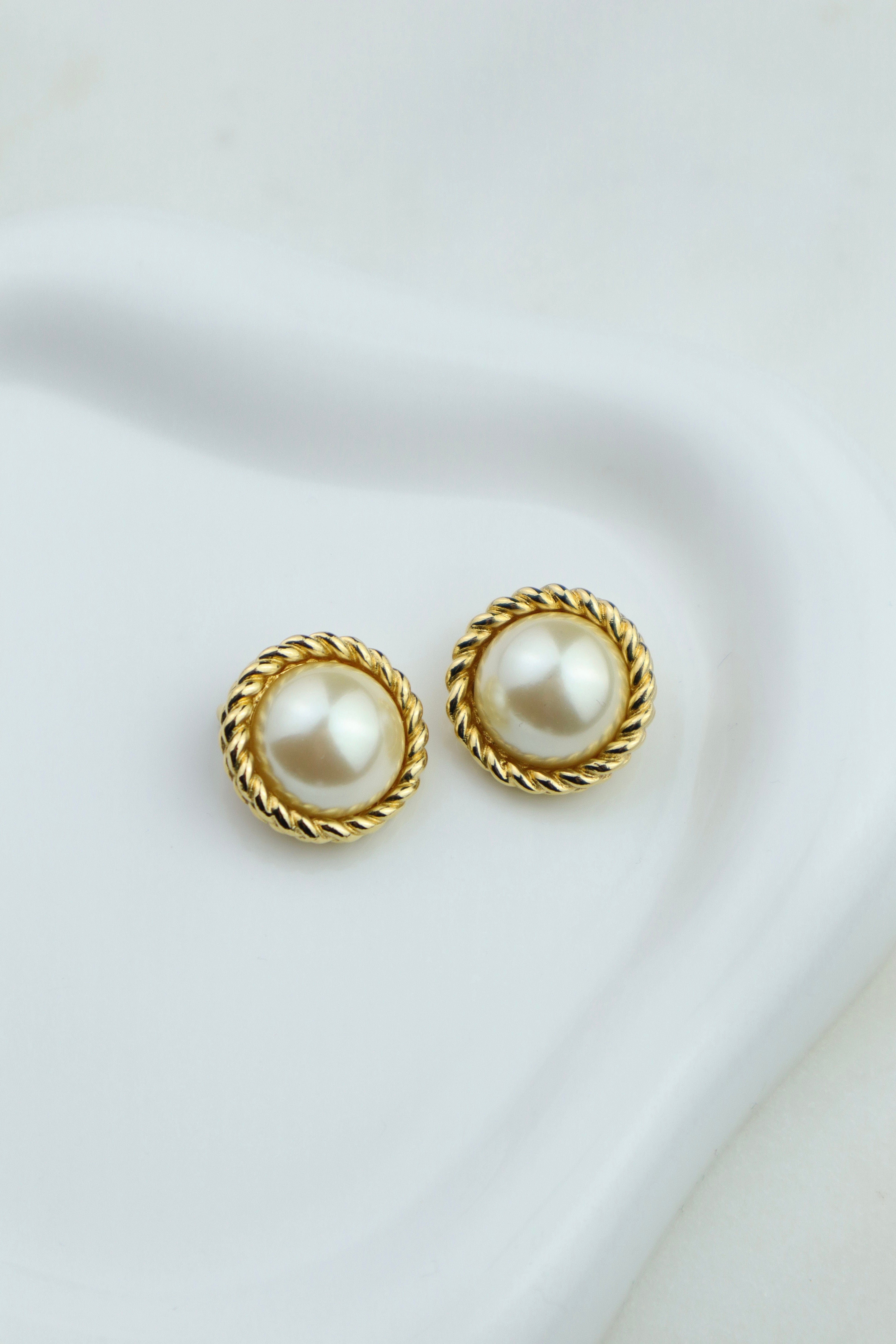 Christian Dior - małe okrągłe klipsy z perłą