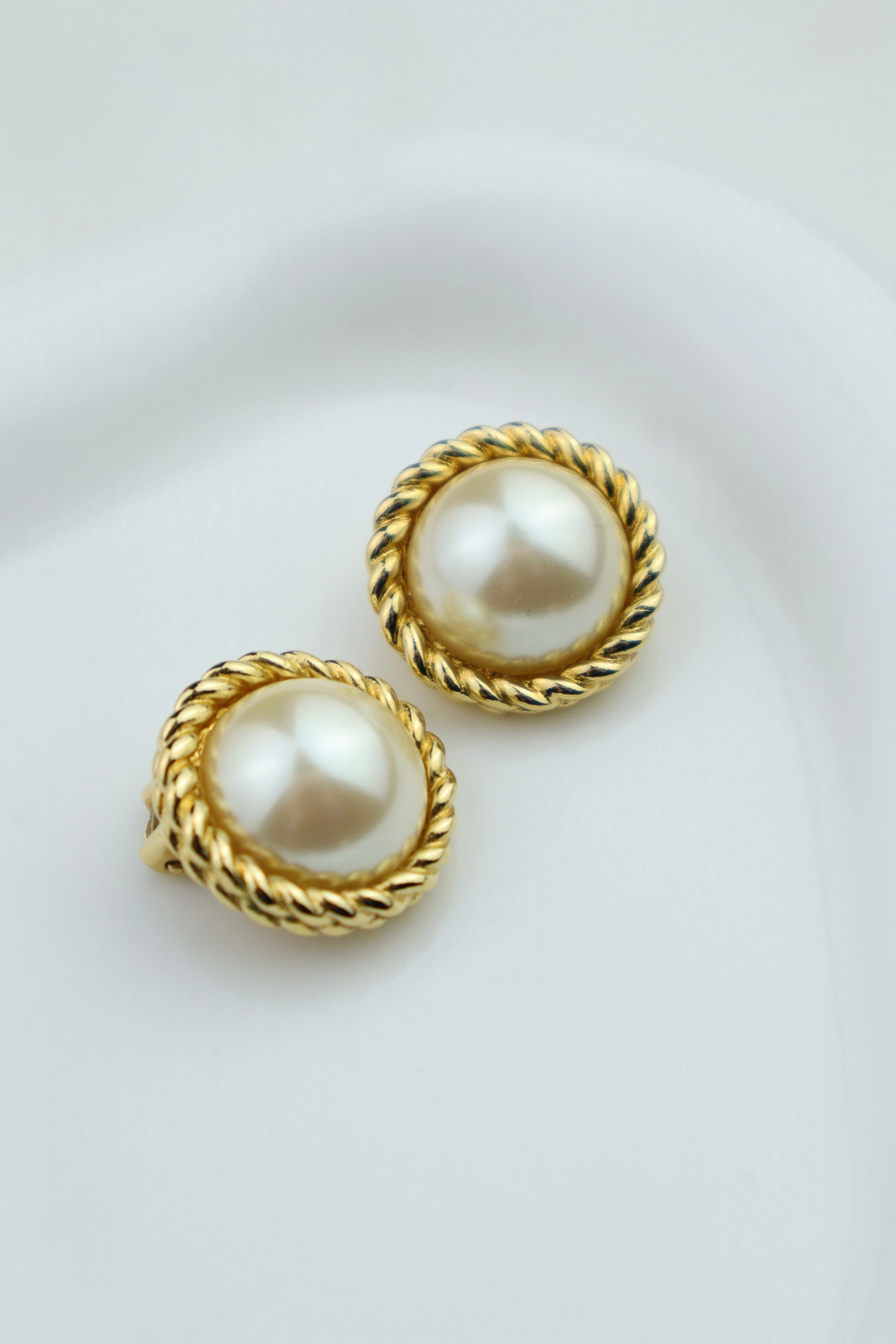 Christian Dior - małe okrągłe klipsy z perłą