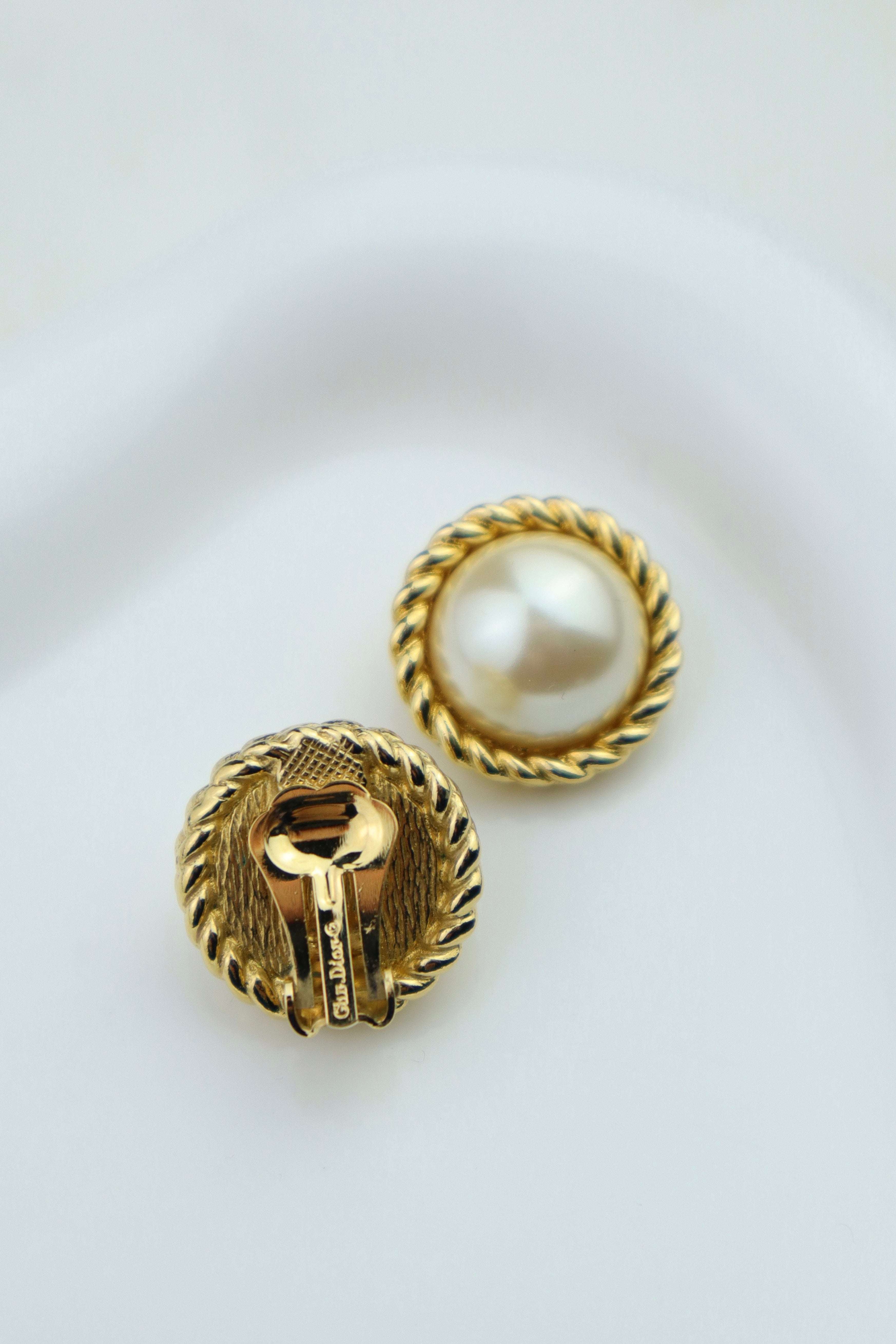 Christian Dior - małe okrągłe klipsy z perłą