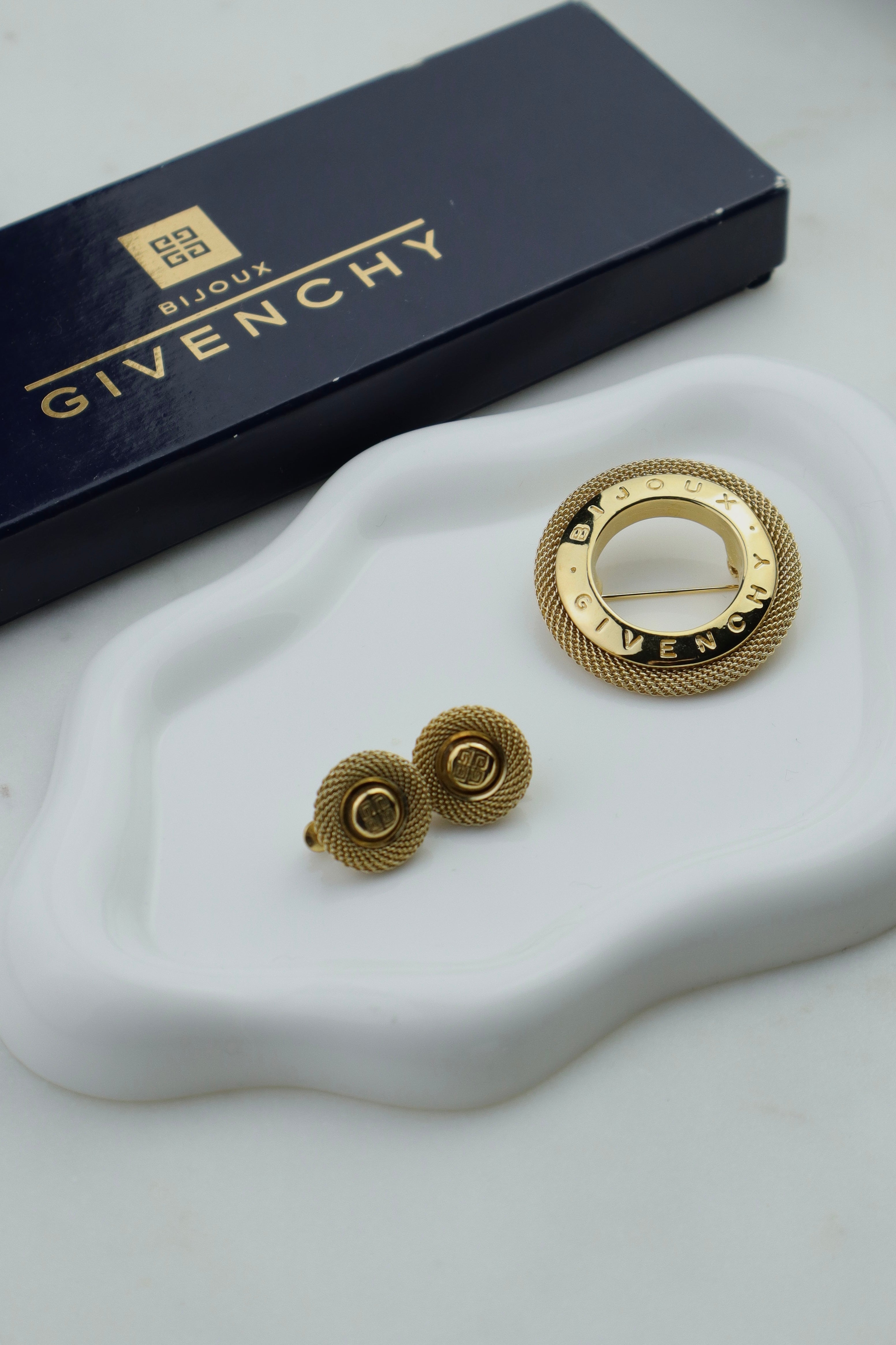 Givenchy – zestaw biżuterii vintage: broszka i klipsy