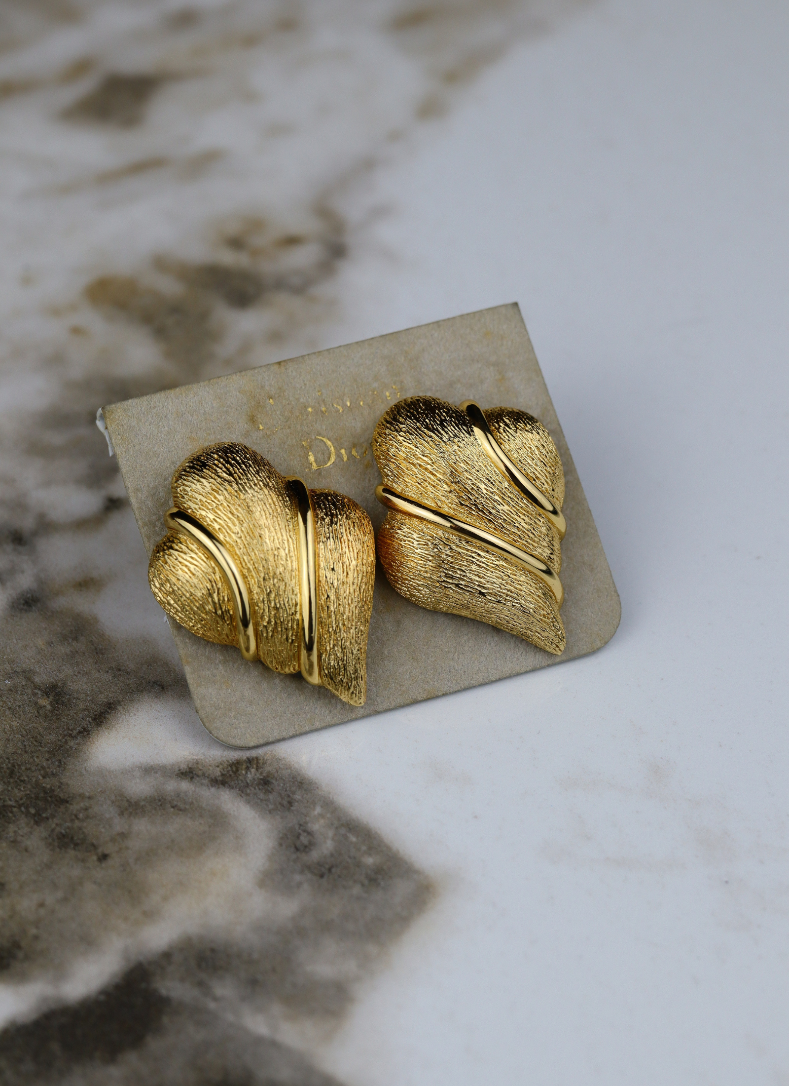 Christian Dior - pozłacane klipsy w kształcie muszli