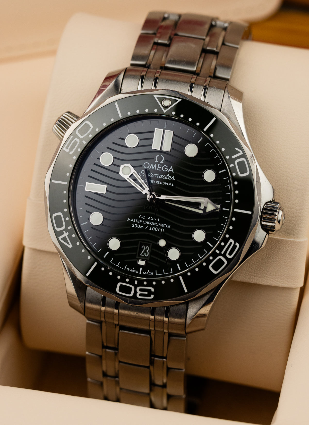 2023 Omega Seamaster 300M Green 210.30.42.20.10.001 Full Set