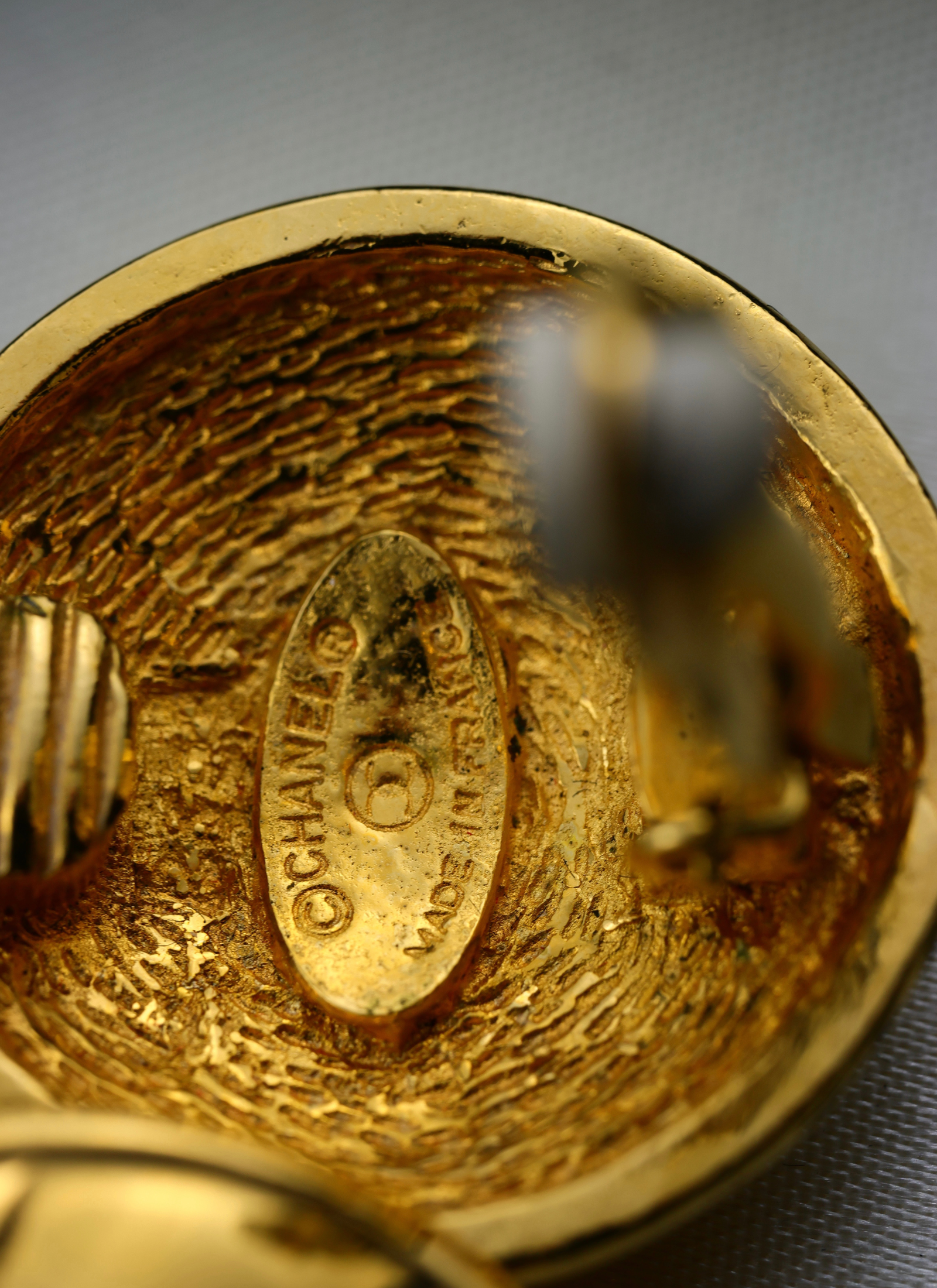 CHANEL - pozłacane pikowane klipsy