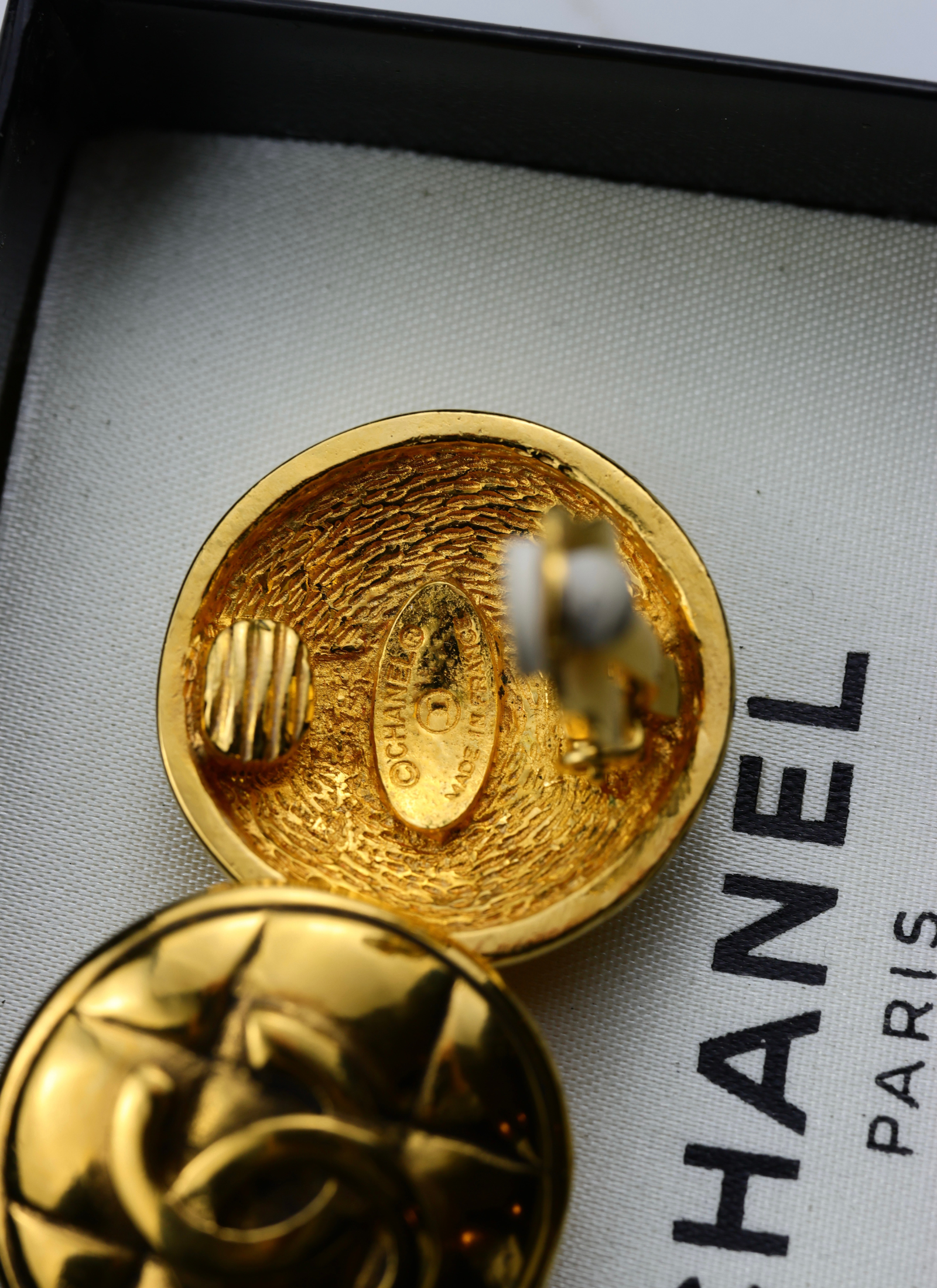 CHANEL - pozłacane pikowane klipsy