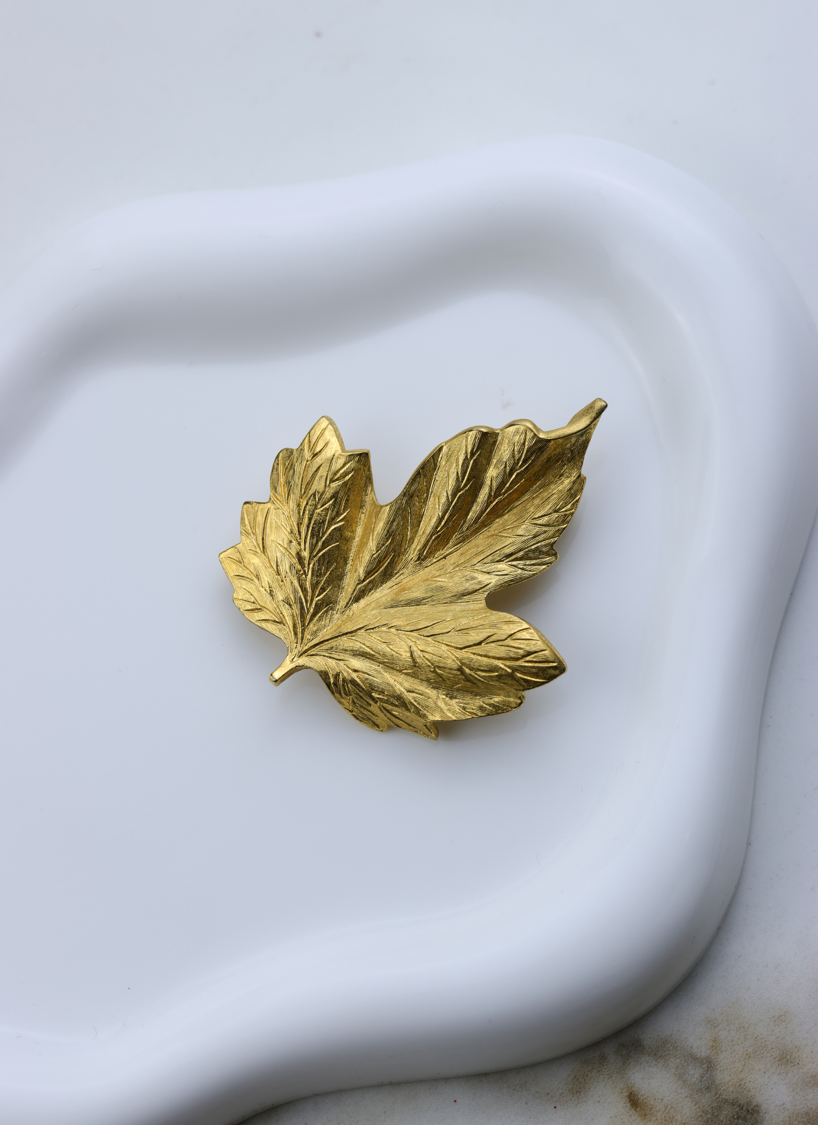 Monet - broszka "golden leaf"