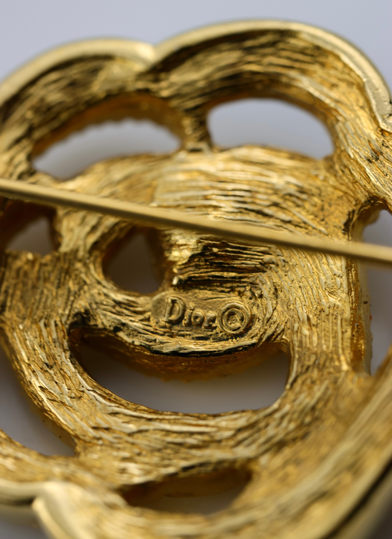 Christian Dior - ażurowa broszka z kryształkami