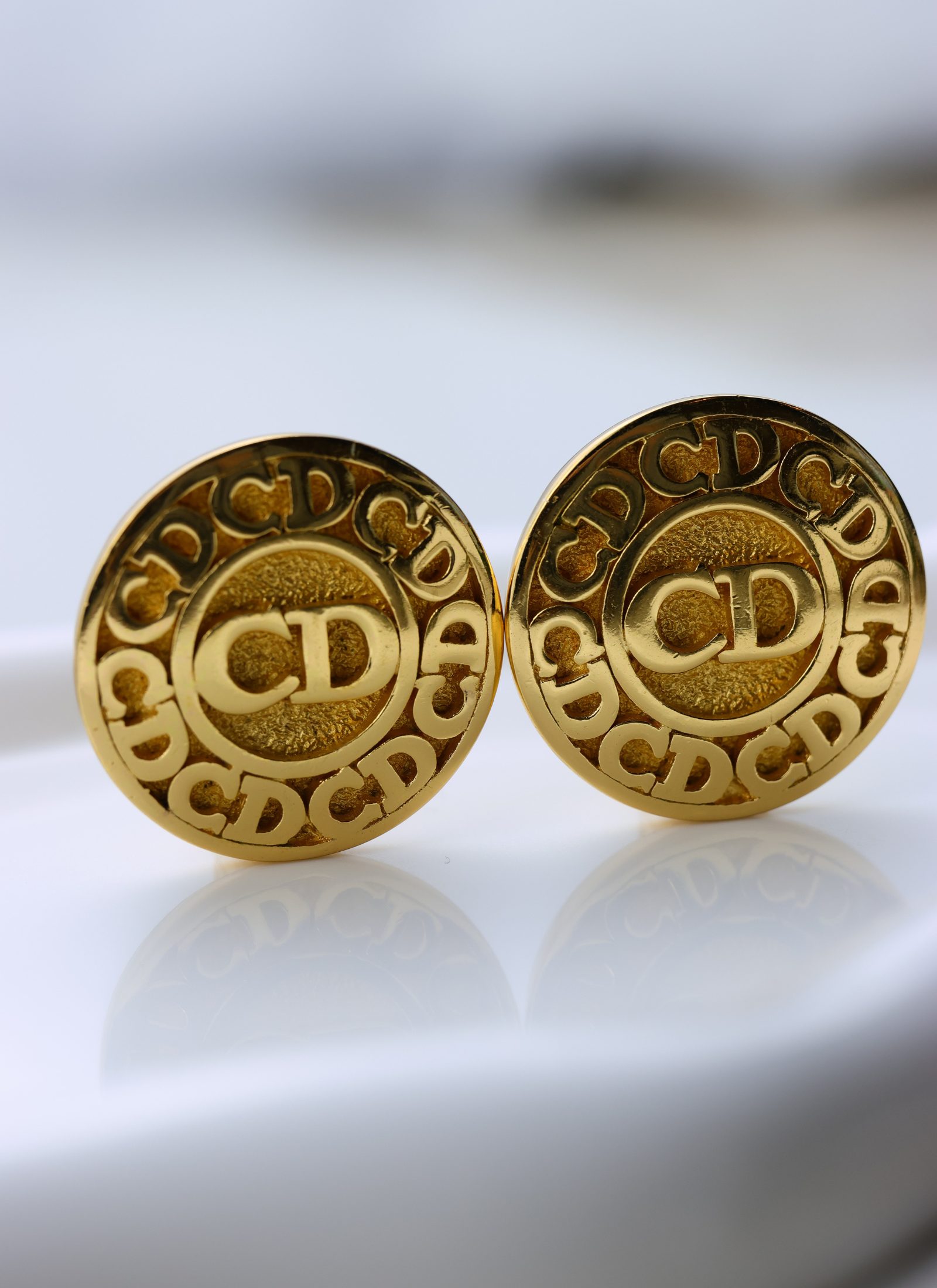 Christian Dior - okrągłe klipsy z monogramem