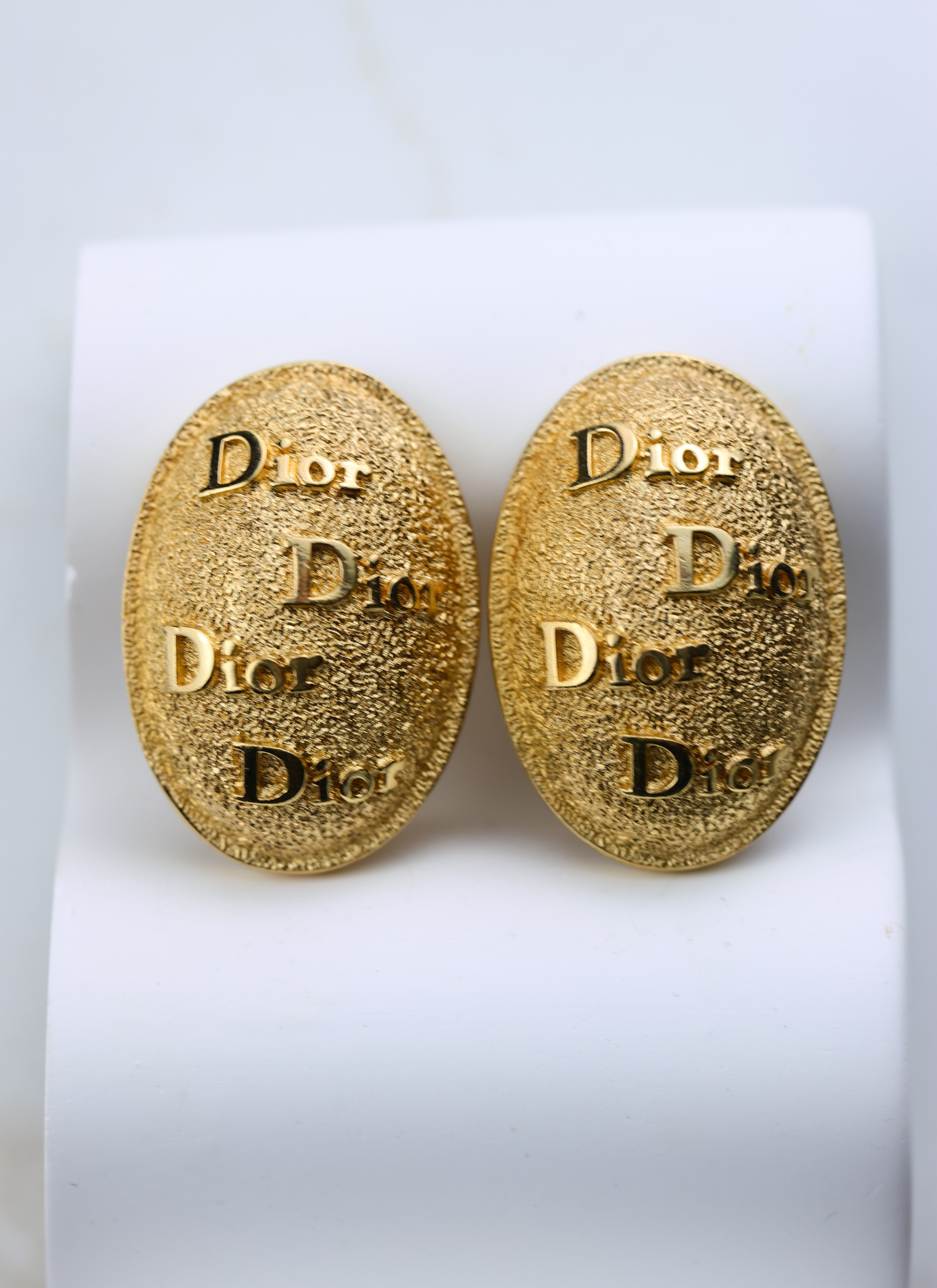 Christian Dior - klipsy z reliefowym logo