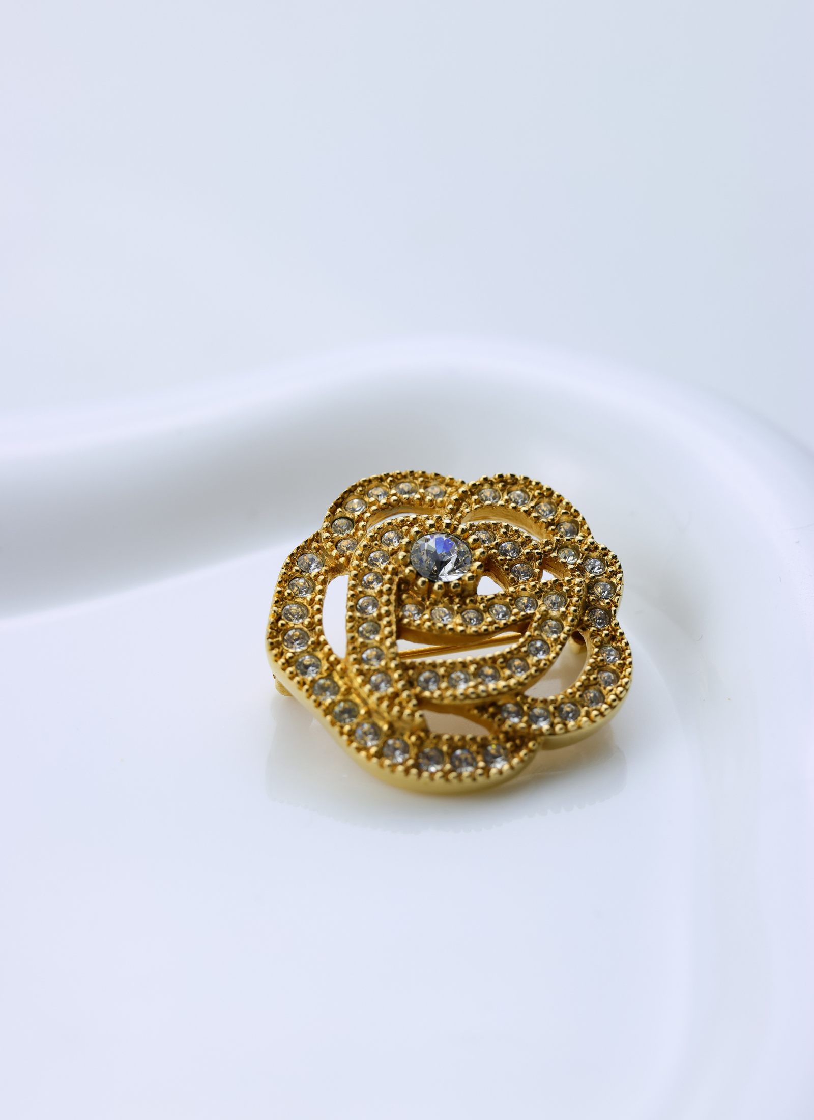 Christian Dior - ażurowa broszka z kryształkami