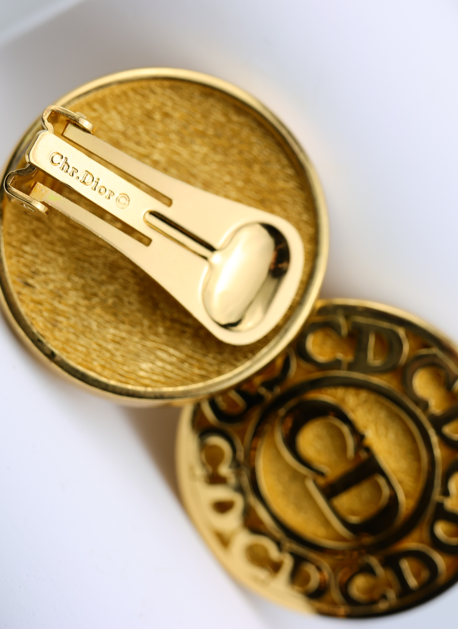 Christian Dior - okrągłe klipsy z monogramem