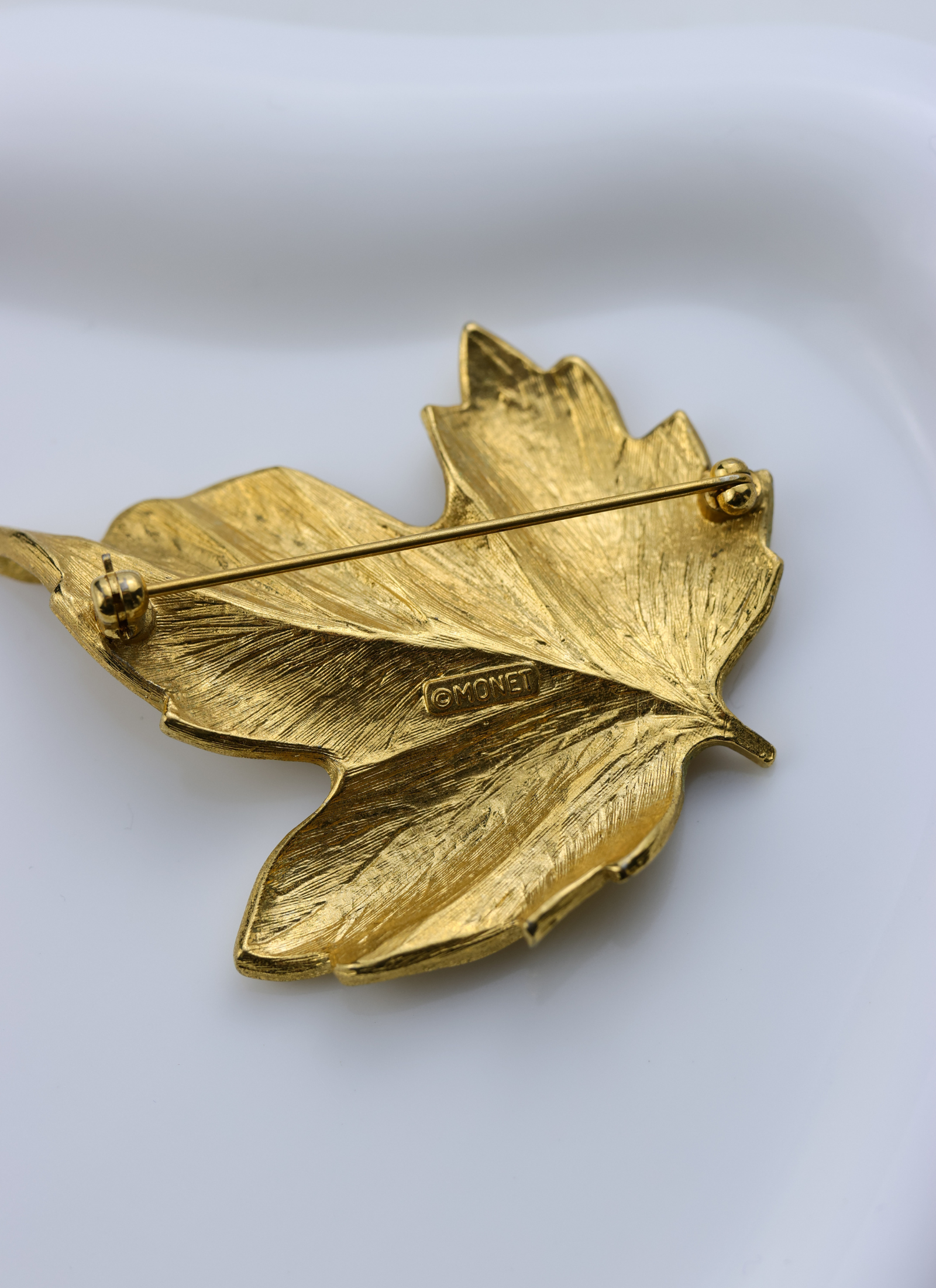 Monet - broszka "golden leaf"