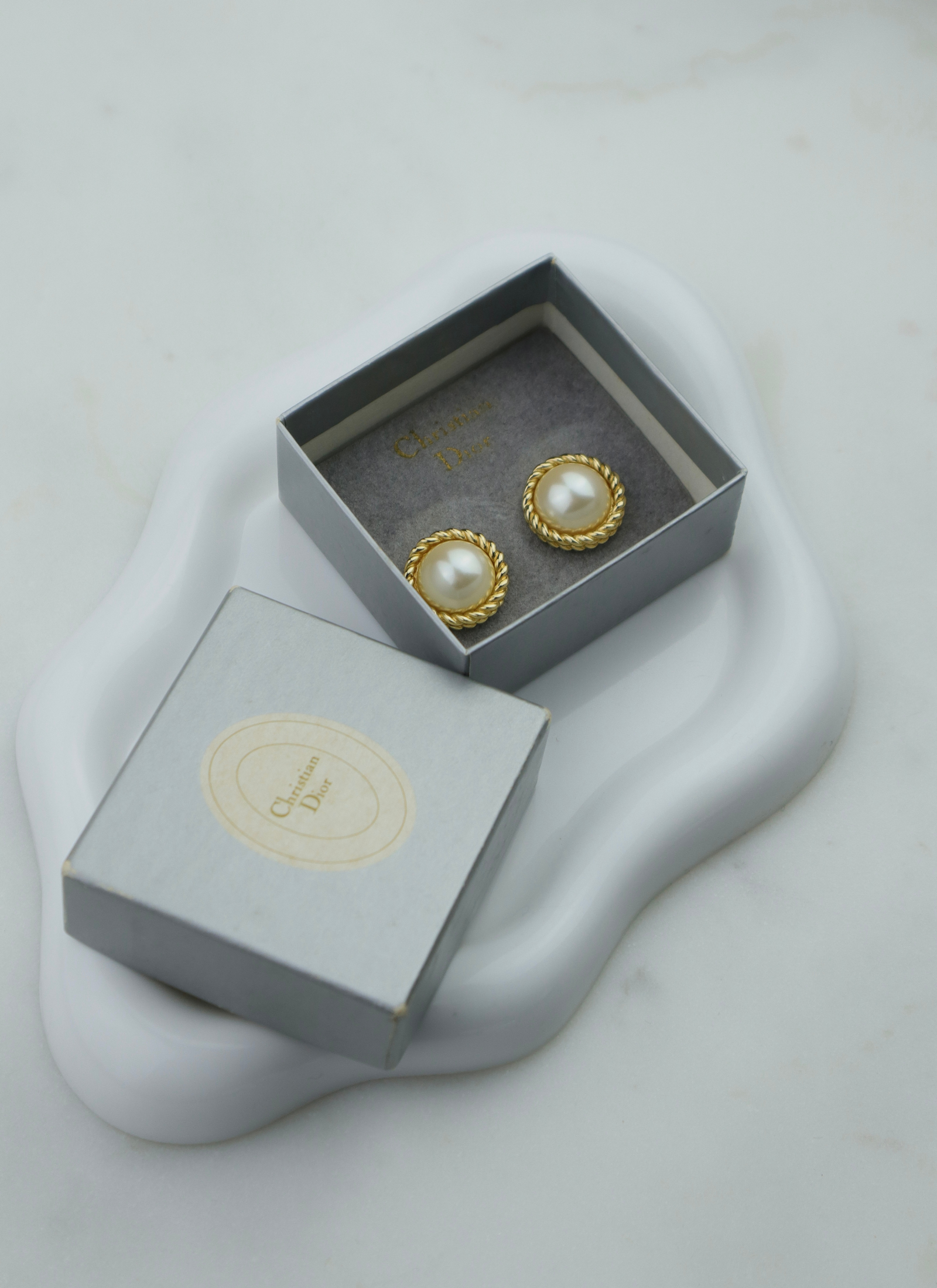 Christian Dior - małe okrągłe klipsy z perłą