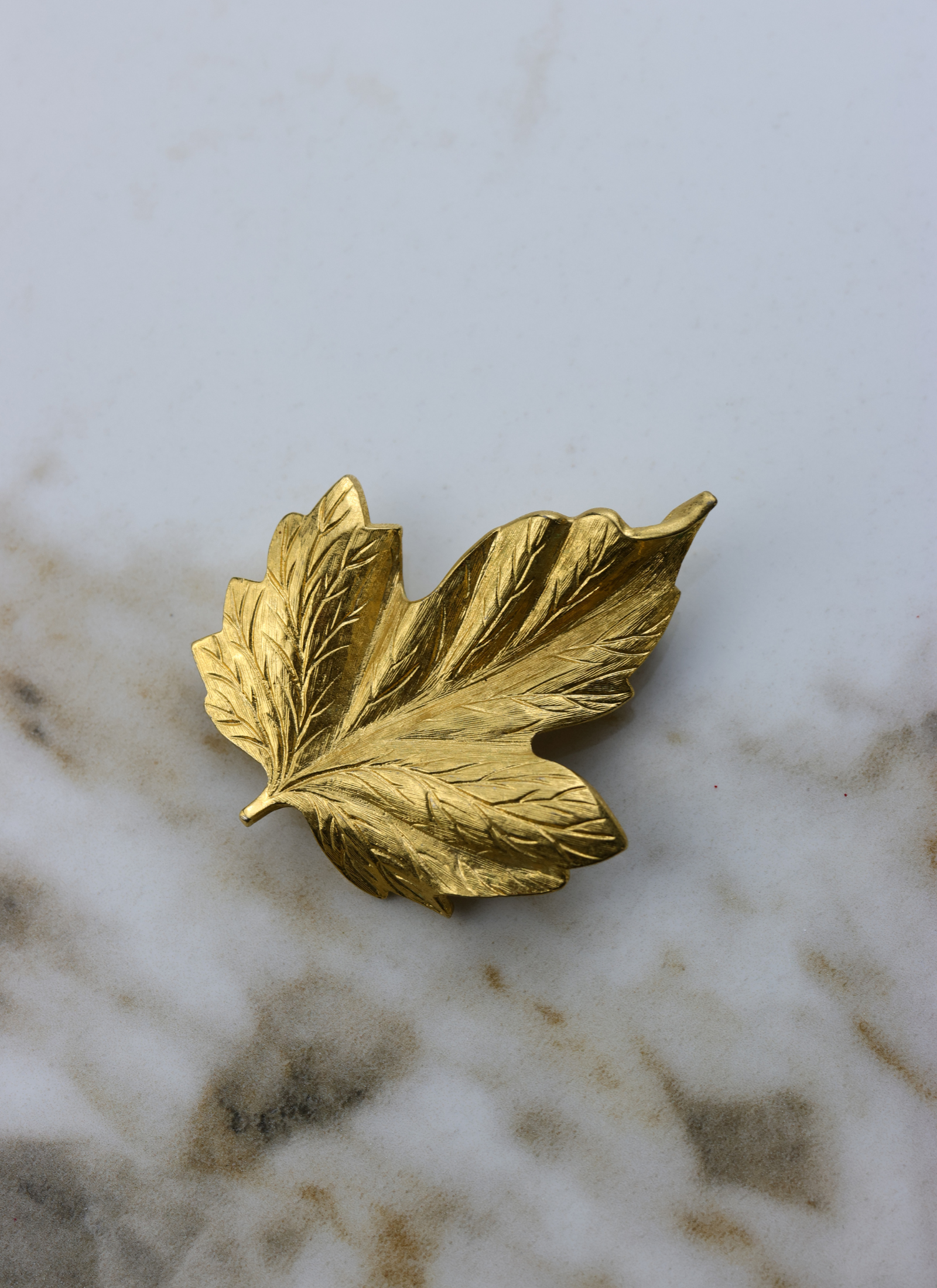 Monet - broszka "golden leaf"