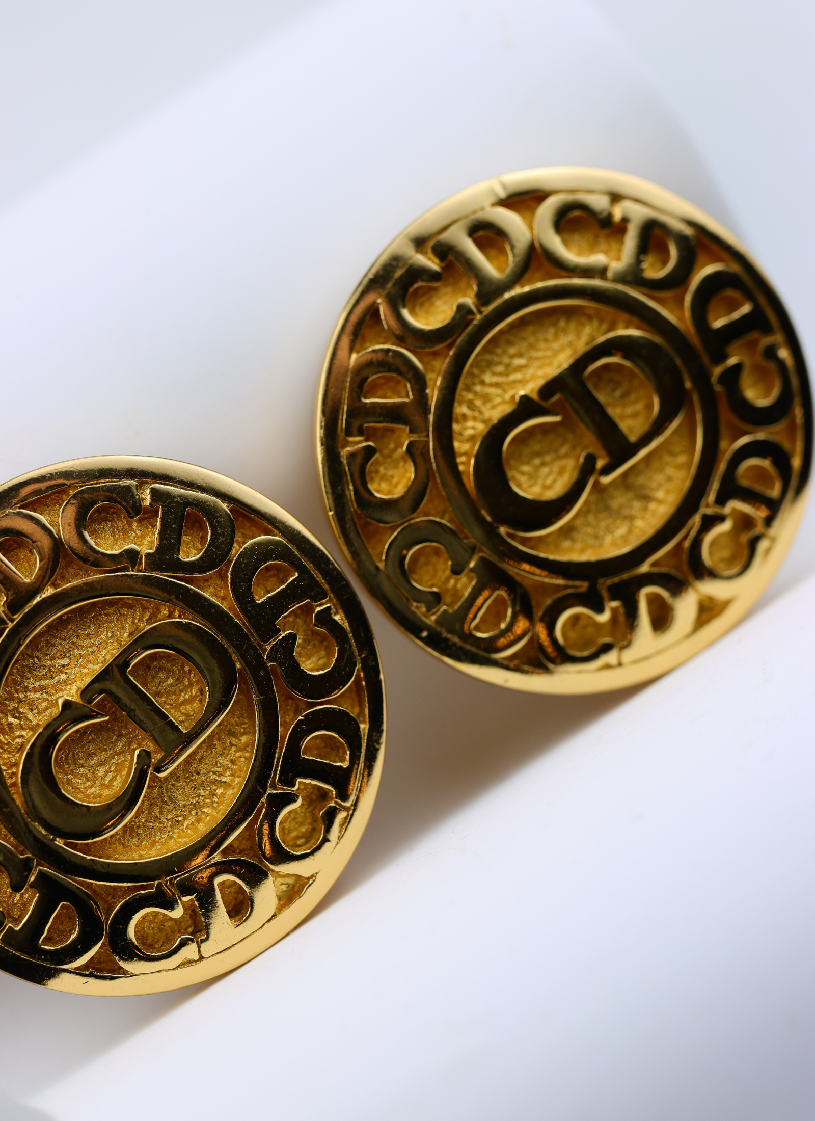 Christian Dior - okrągłe klipsy z monogramem