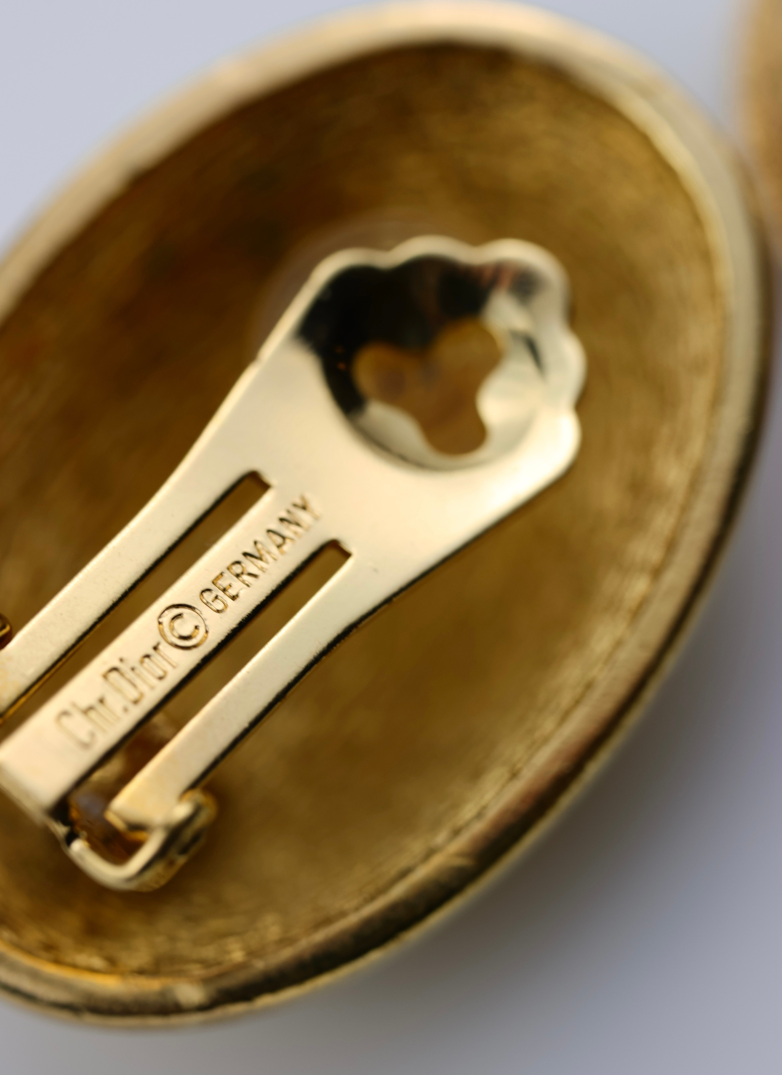 Christian Dior - klipsy z reliefowym logo