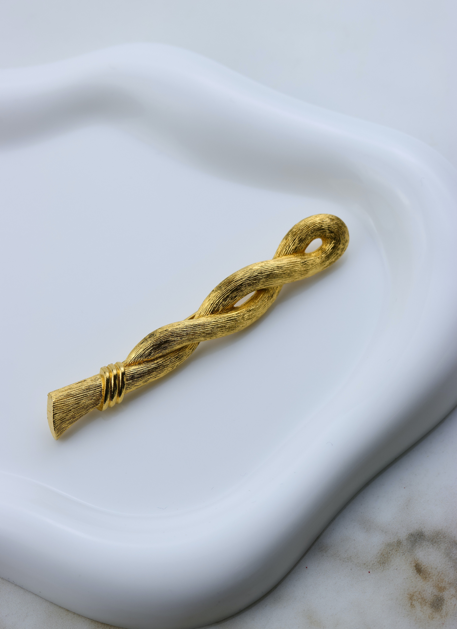 Monet - broszka "golden twist"