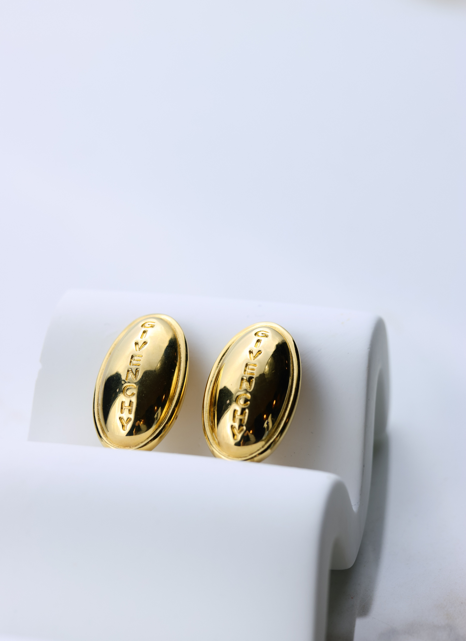 Givenchy - owalne polerowne klipsy vintage