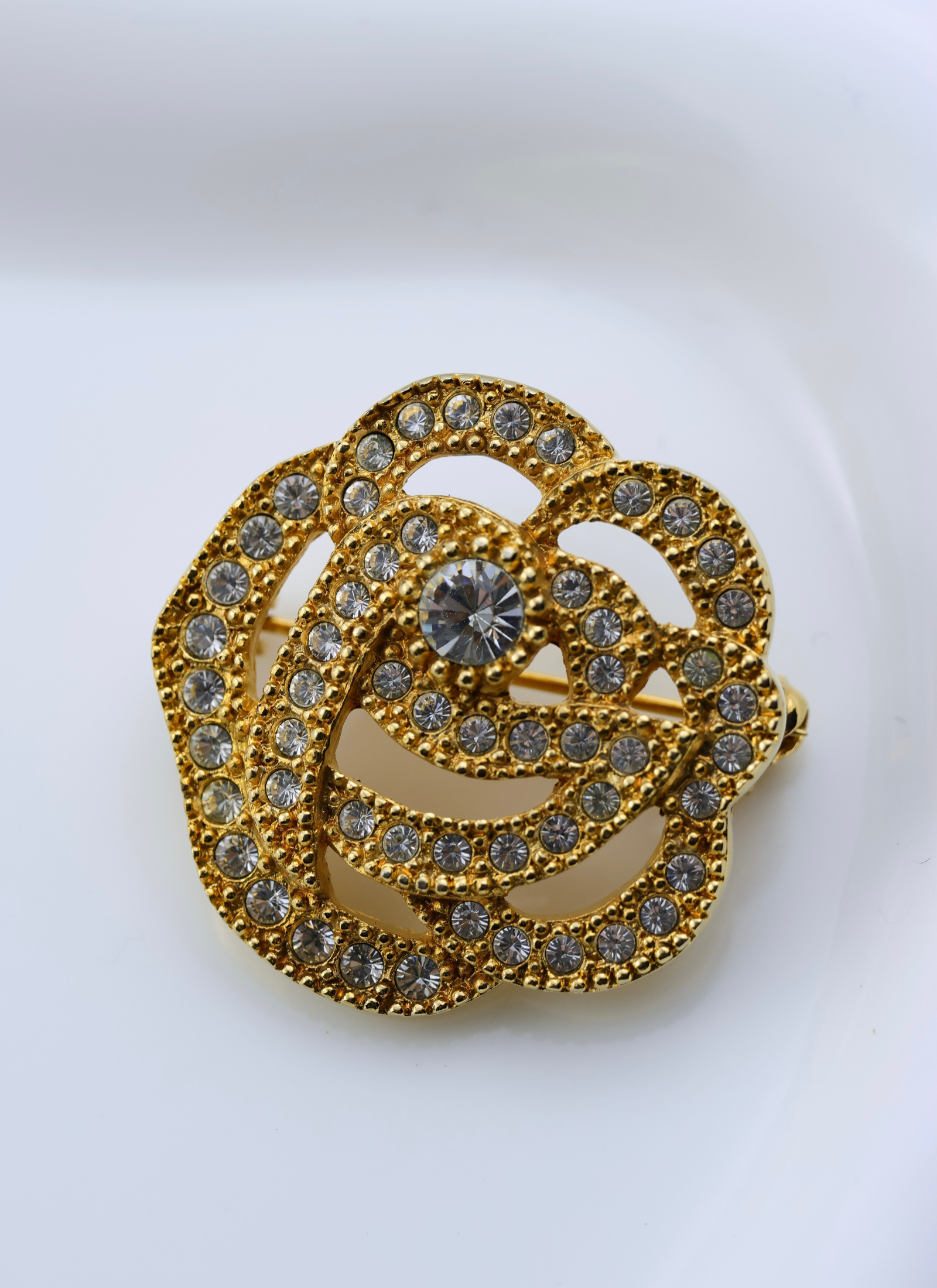 Christian Dior - ażurowa broszka z kryształkami