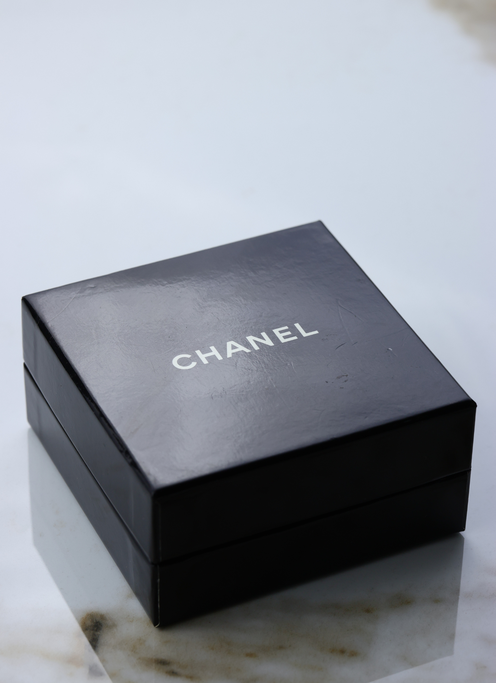 CHANEL - pozłacane pikowane klipsy