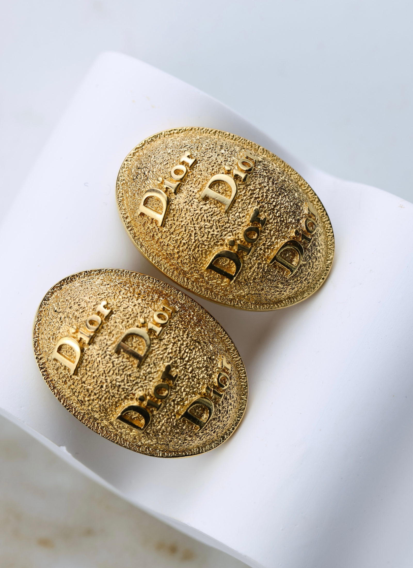 Christian Dior - klipsy z reliefowym logo