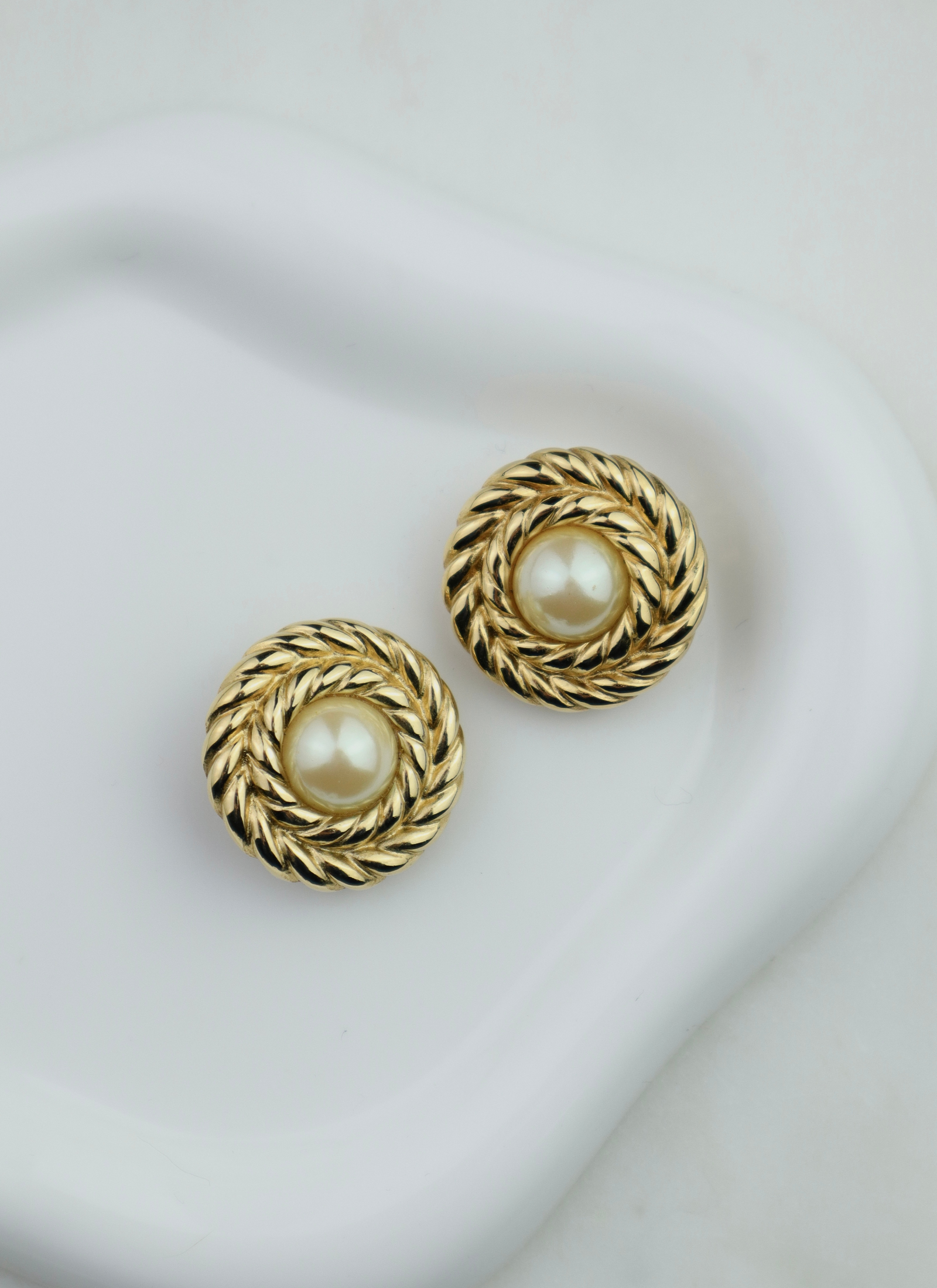 Givenchy - okrągłe klipsy z perłą