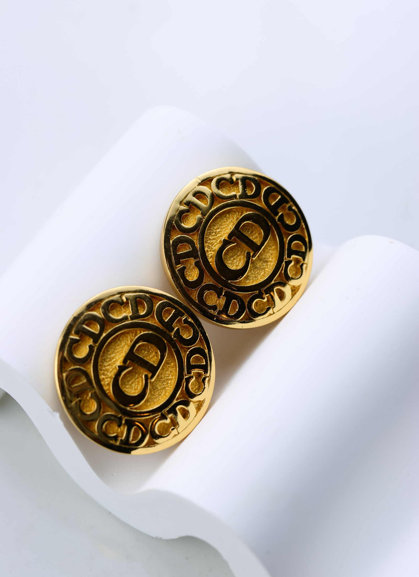 Christian Dior - okrągłe klipsy z monogramem