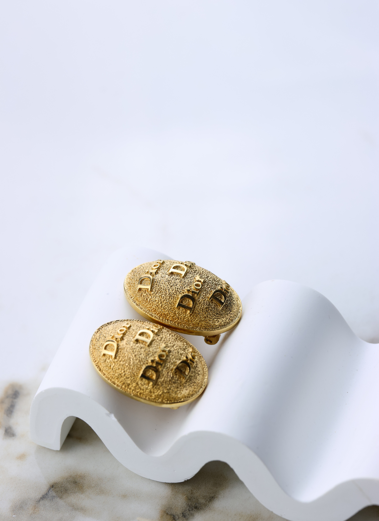 Christian Dior - klipsy z reliefowym logo