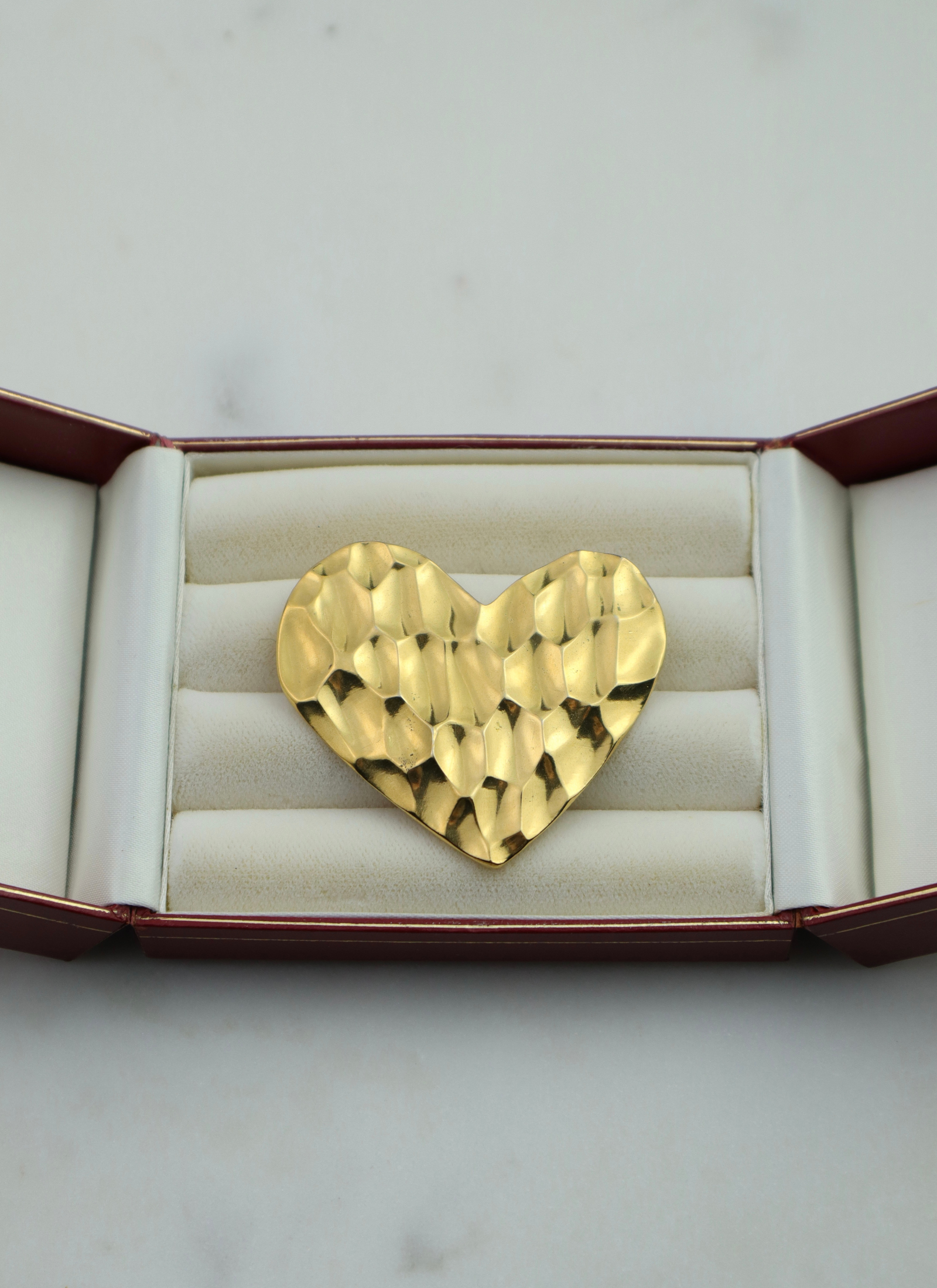 Yves Saint Laurent – pozłacana broszka w kształcie serca