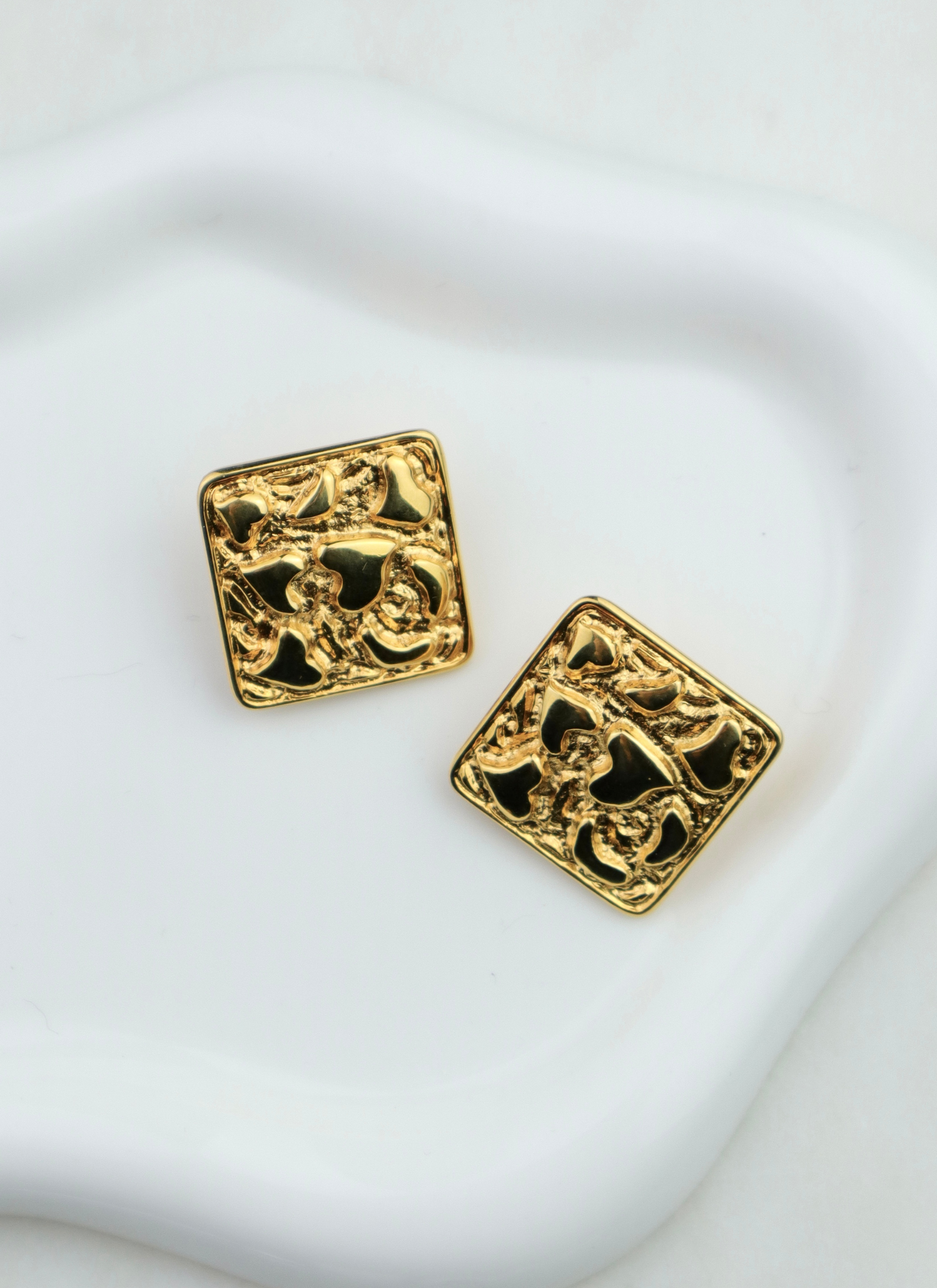 Yves Saint Laurent - geometryczne klipsy w kultowe serce