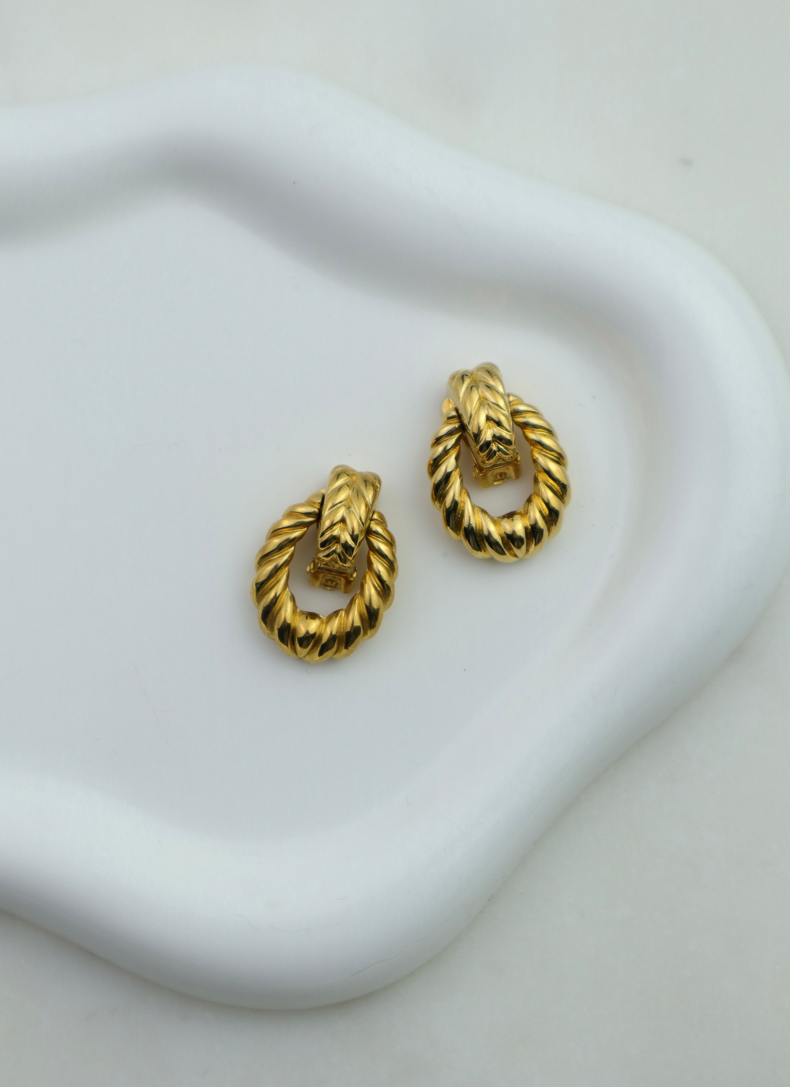 Christian Dior - pozłacane minimalistyczne klipsy "kołatka"