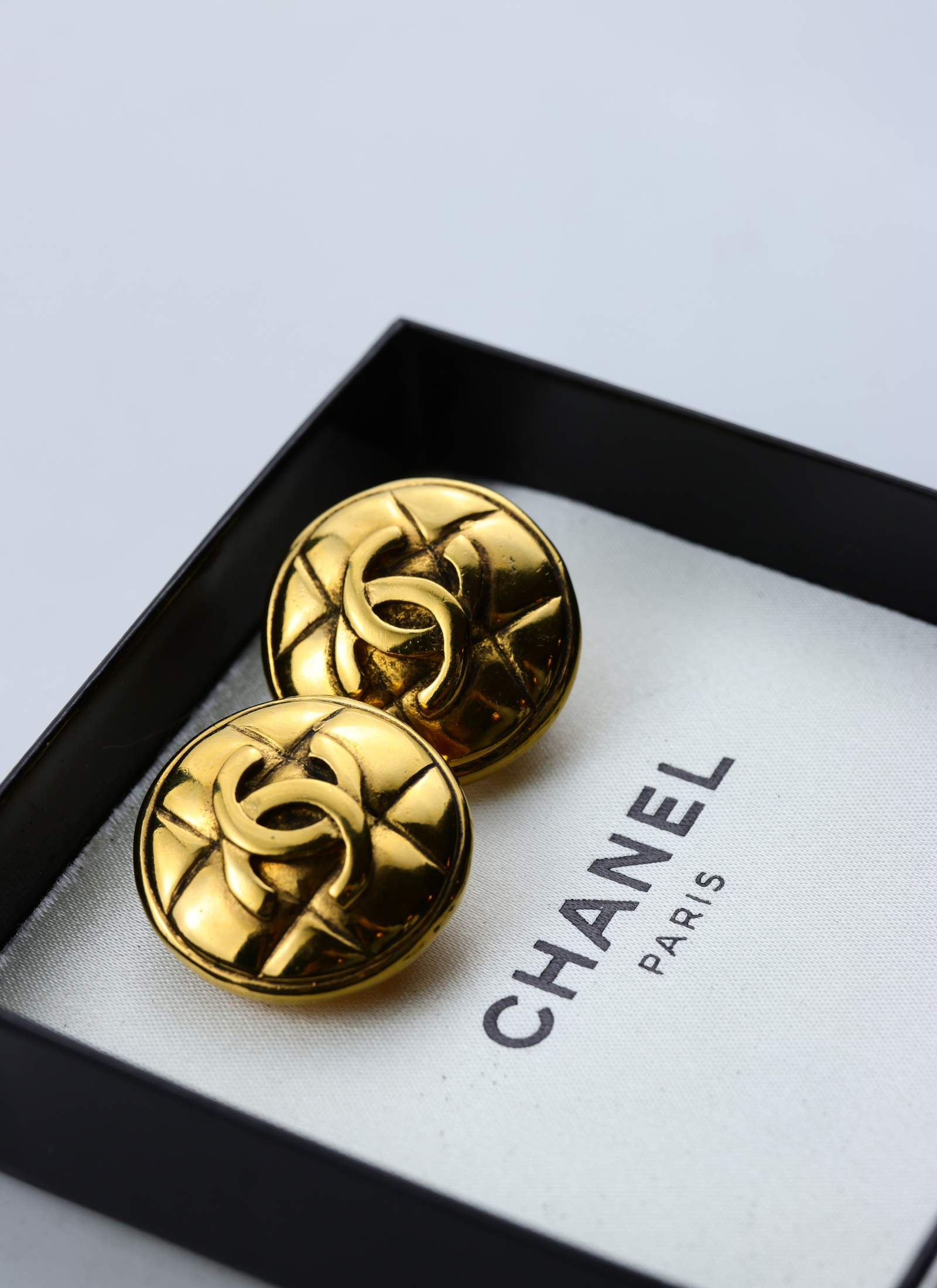 CHANEL - pozłacane pikowane klipsy