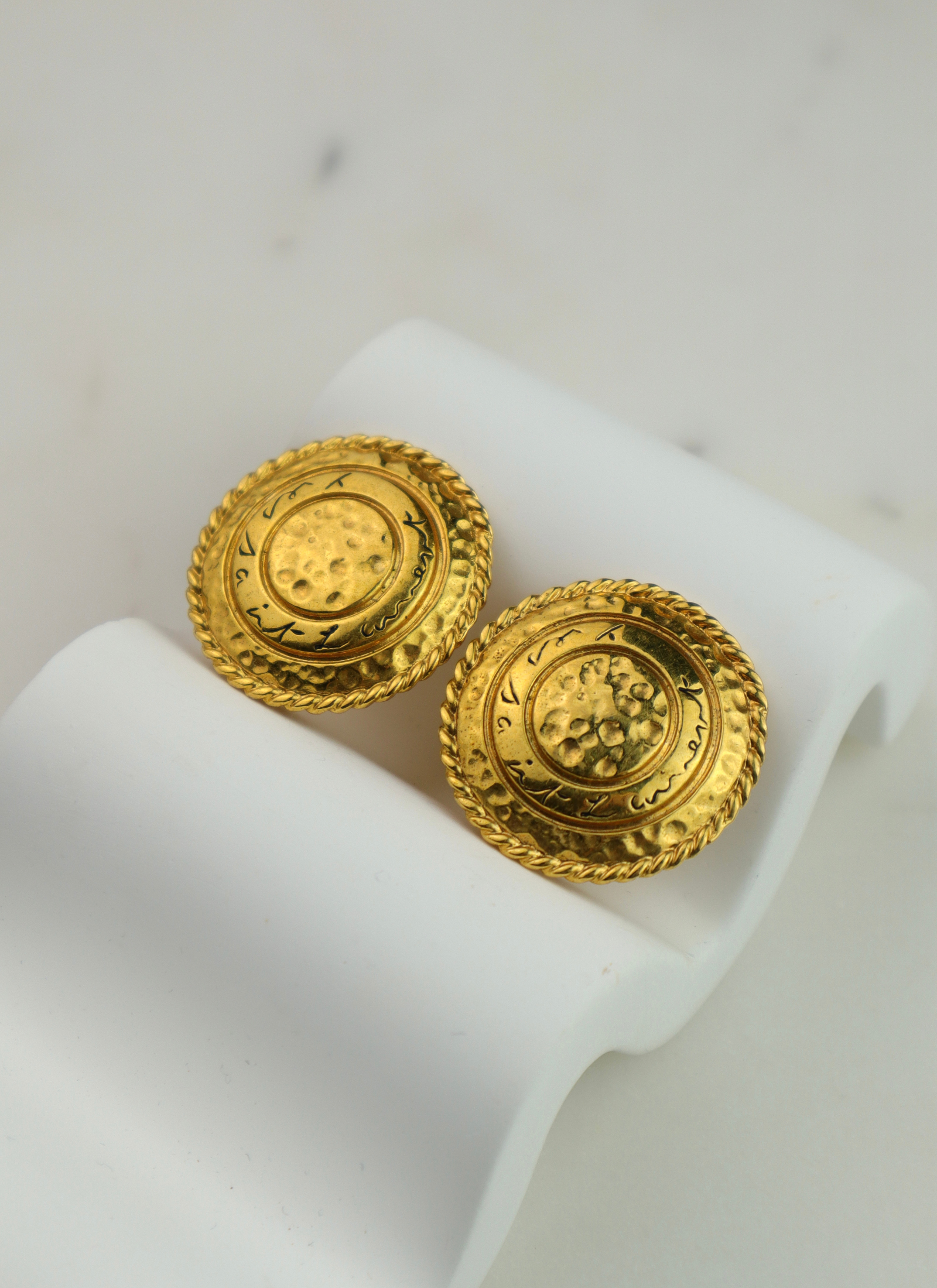 Yves Saint Laurent - okrągłe klipsy vintage z logo YSL złote