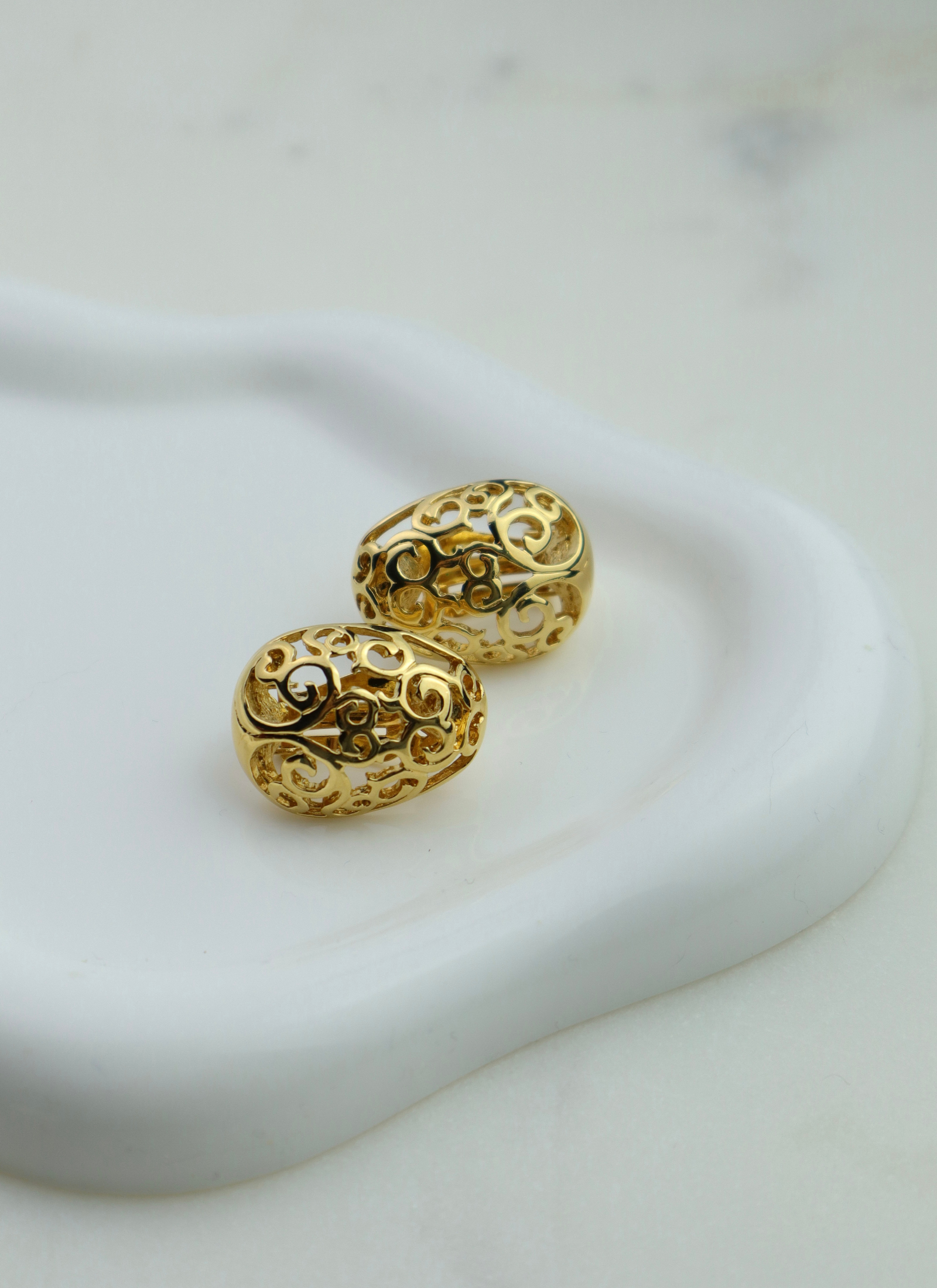 Yves Saint Laurent - pozłacane ażurowe klipsy