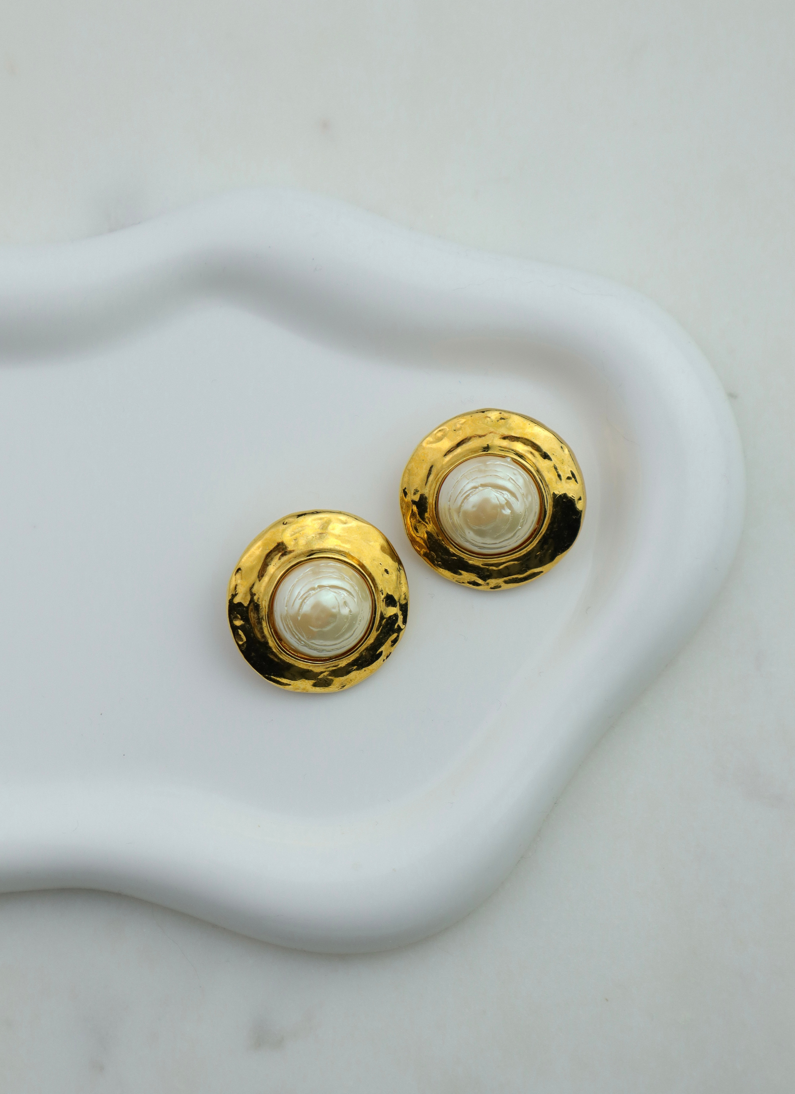 Yves Saint Laurent - pozłacane klipsy z perłą