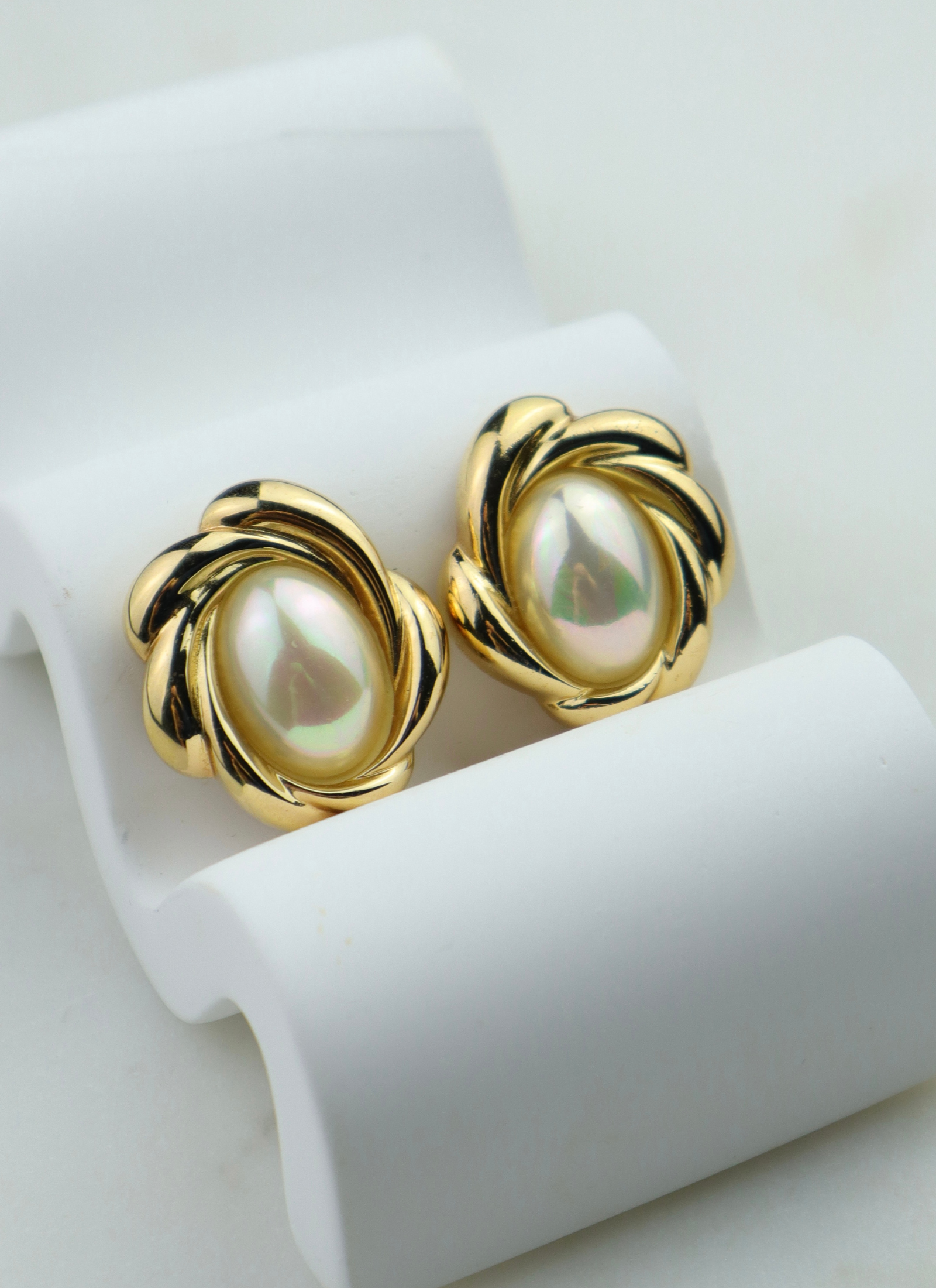 Christian Dior - rzeźbiarskie klipsy z owalną perłą