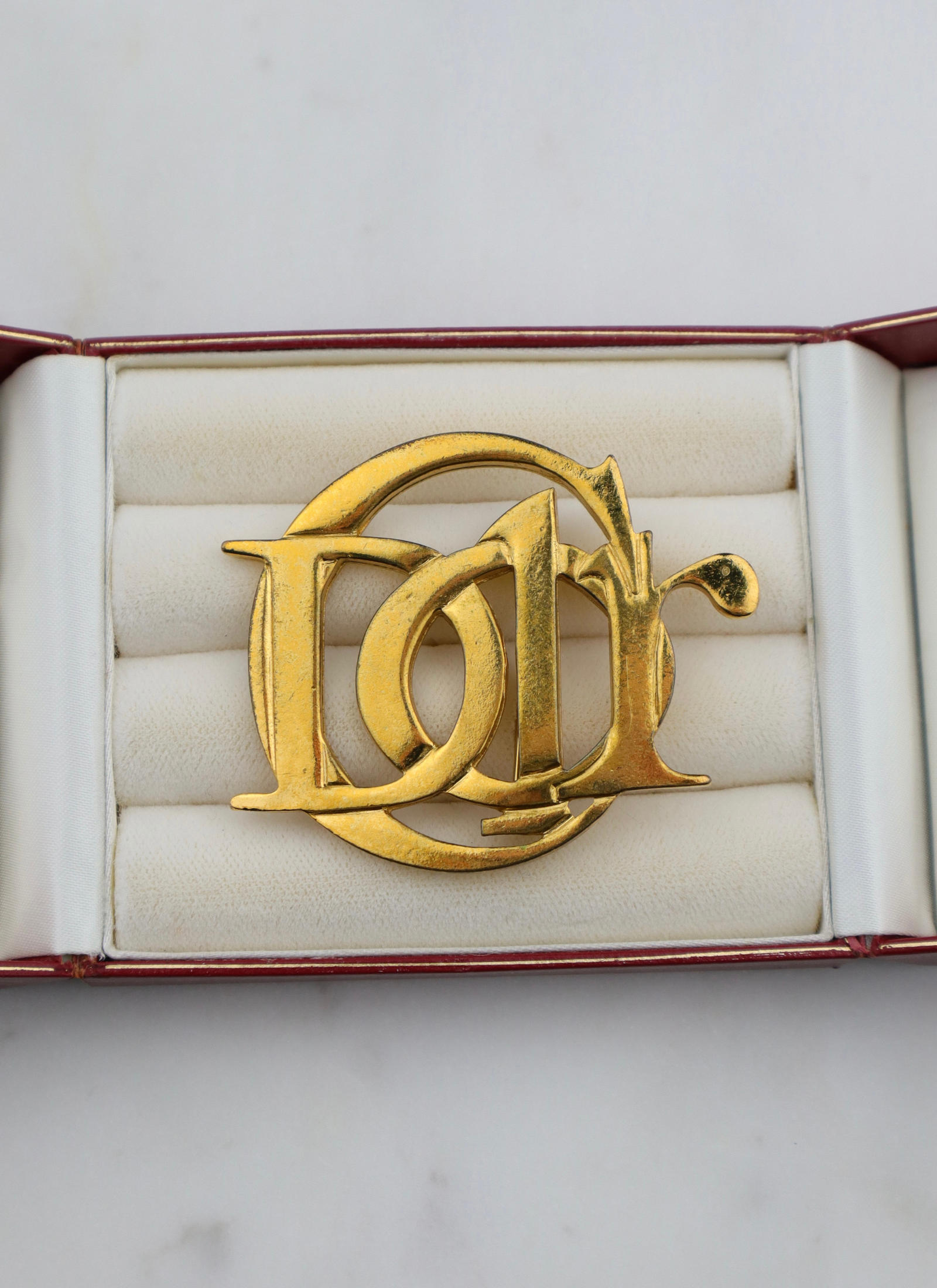 Christian Dior – broszka z monogramem CD, vintage z patyną