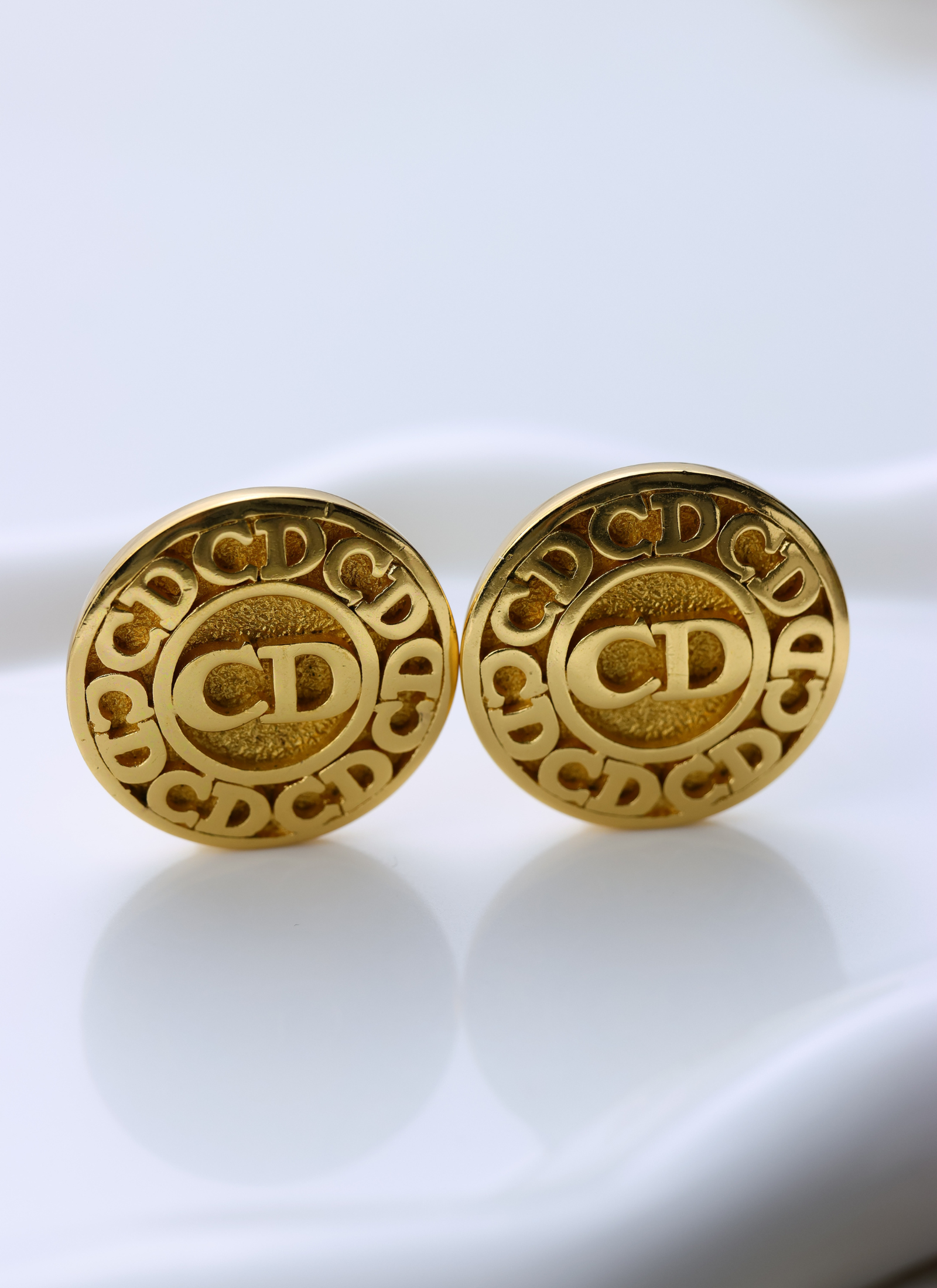 Christian Dior - okrągłe klipsy z monogramem