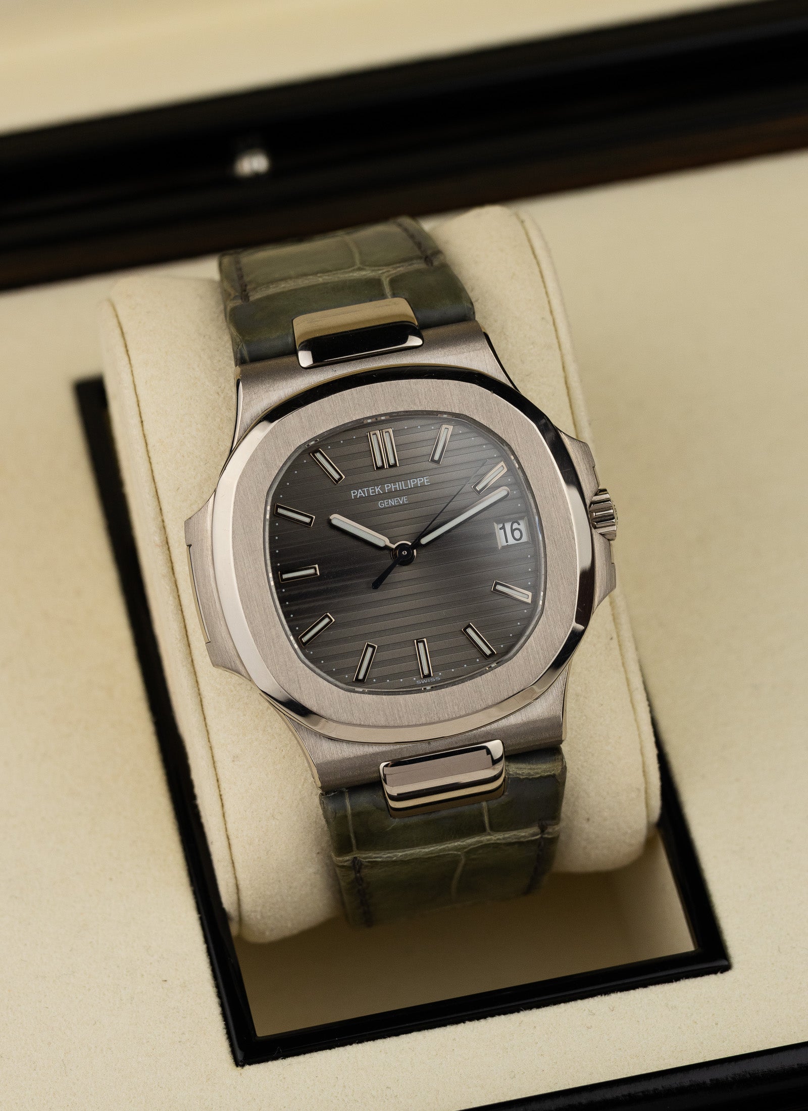 2007 18K Patek Philippe Nautilus 5711G Box & Extract