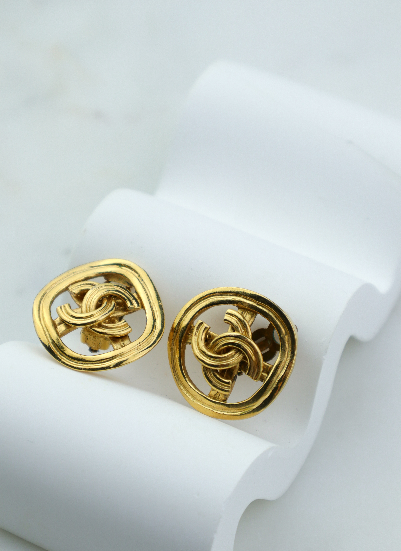 Chanel - pozłacane klipsy vintage logo CC