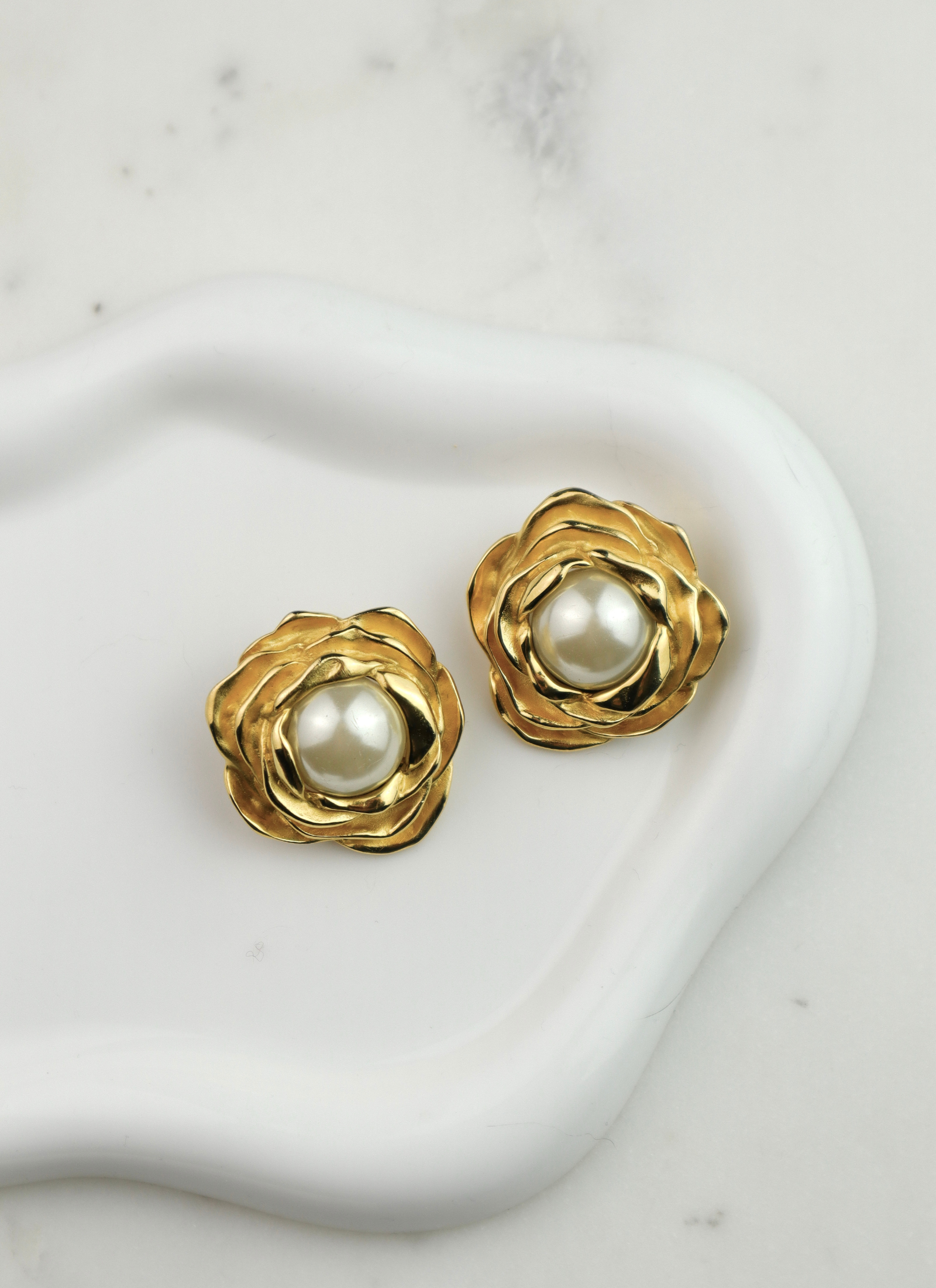 Givenchy - rzeźbiarskie klipsy vintage z perłą