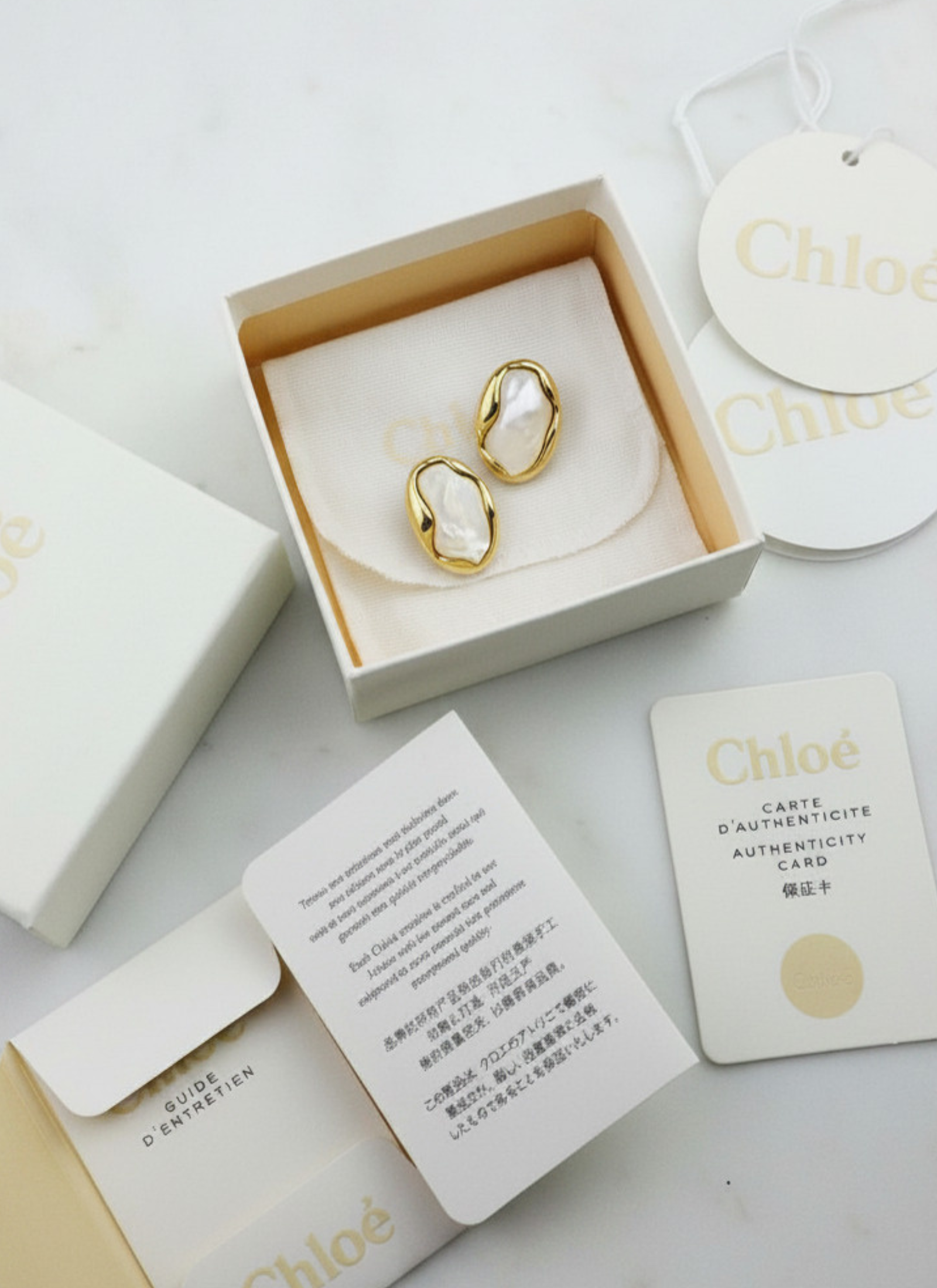 Chloé - klipsy z perłą barokową złocona oprawa, kolekcja FW23 Chloé Baroque Pearl