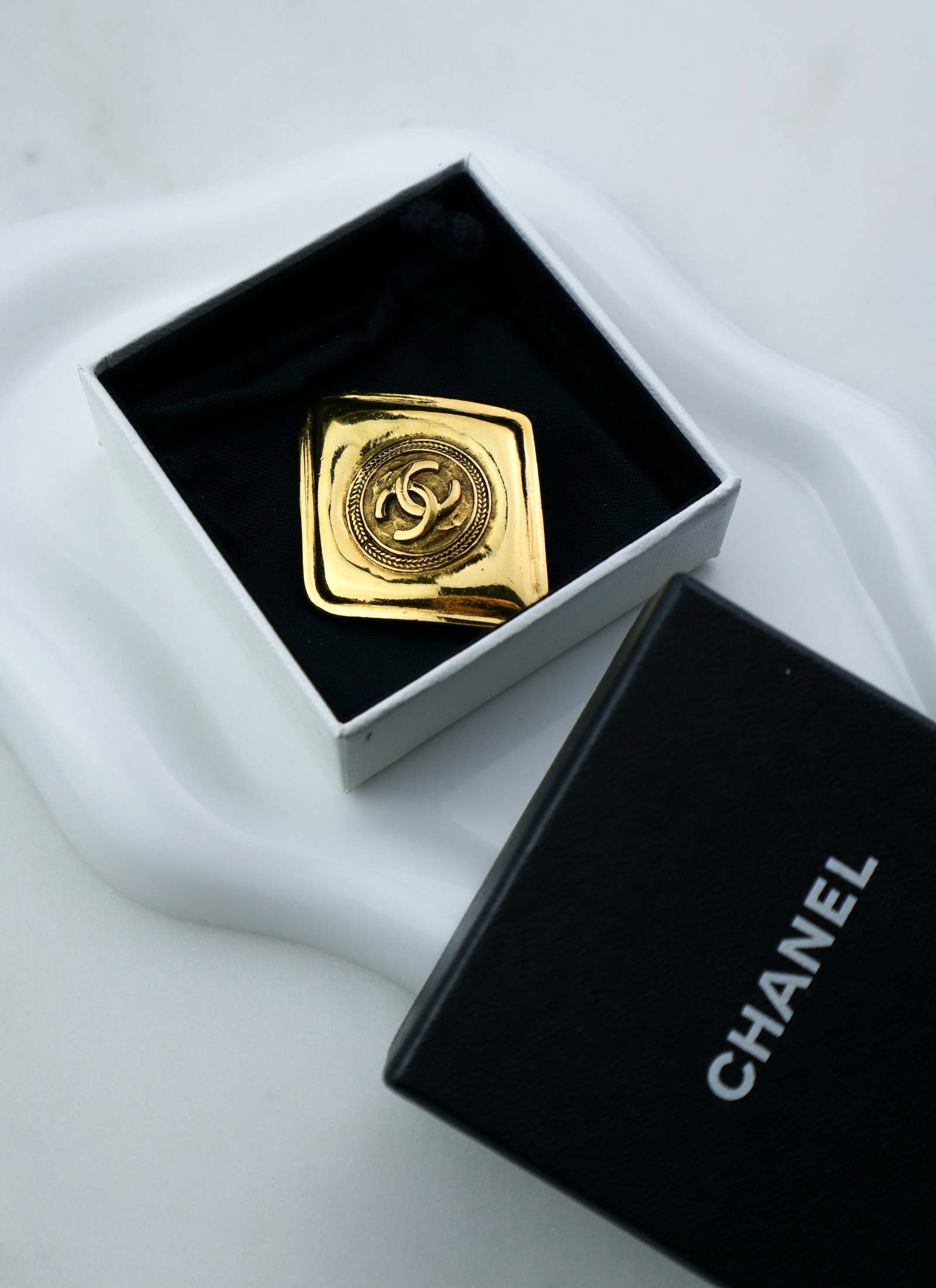 Chanel - vintage broszka CC