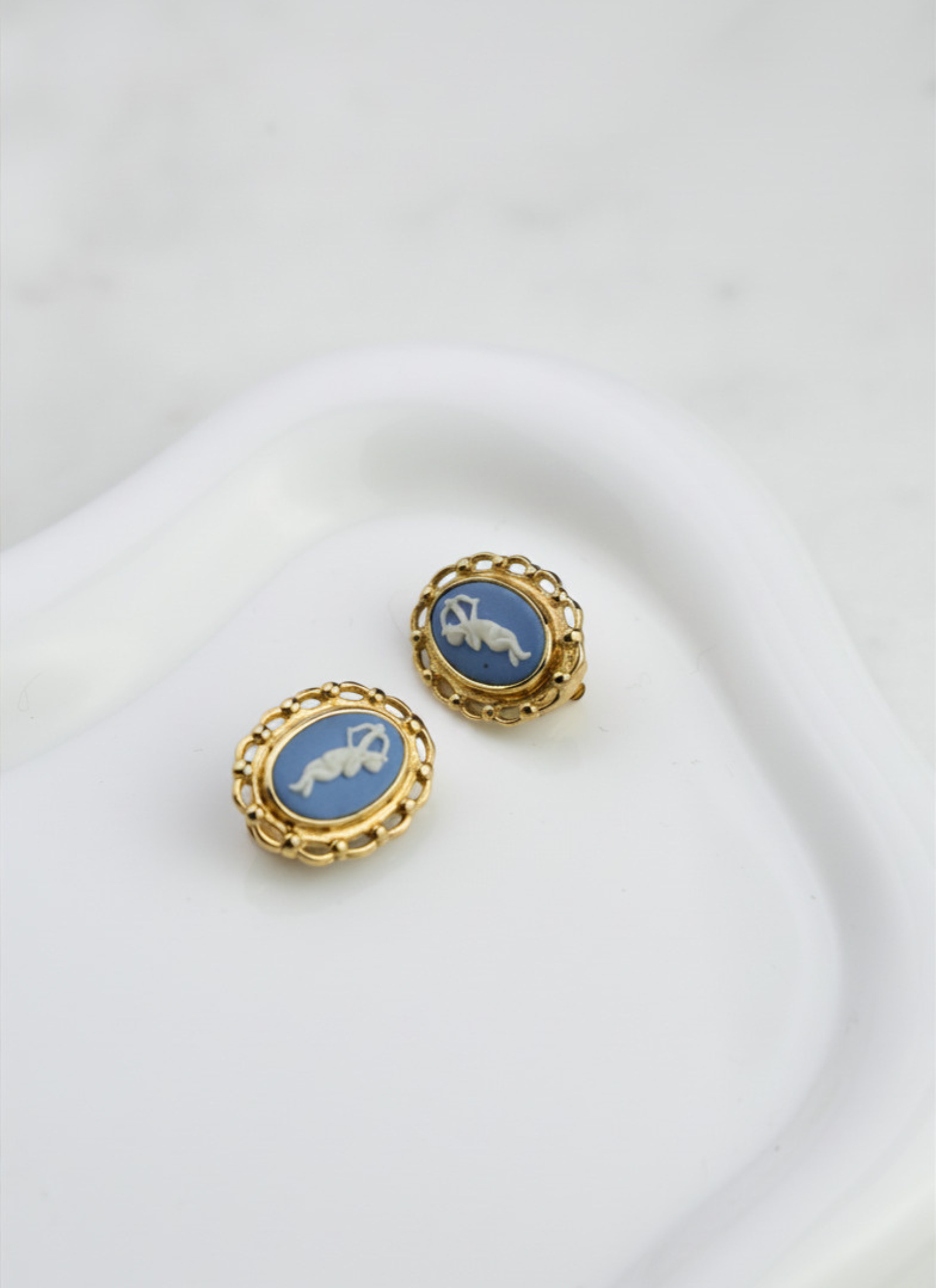 Wedgwood - klipsy złote owalne z niebieską jaspisem