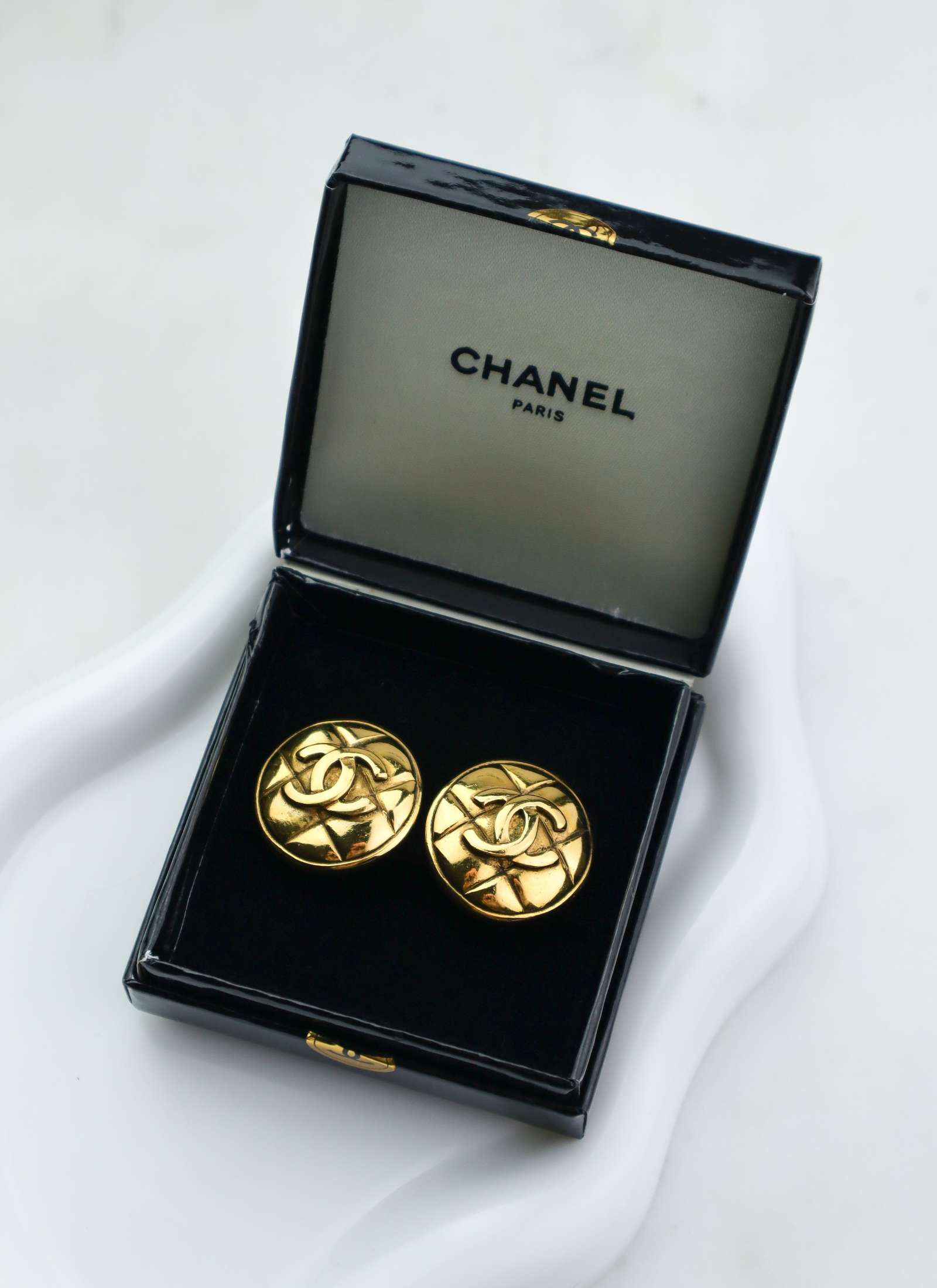 Chanel - pikowane klipsy vintage "Matelassé" logo CC (mniejsze)