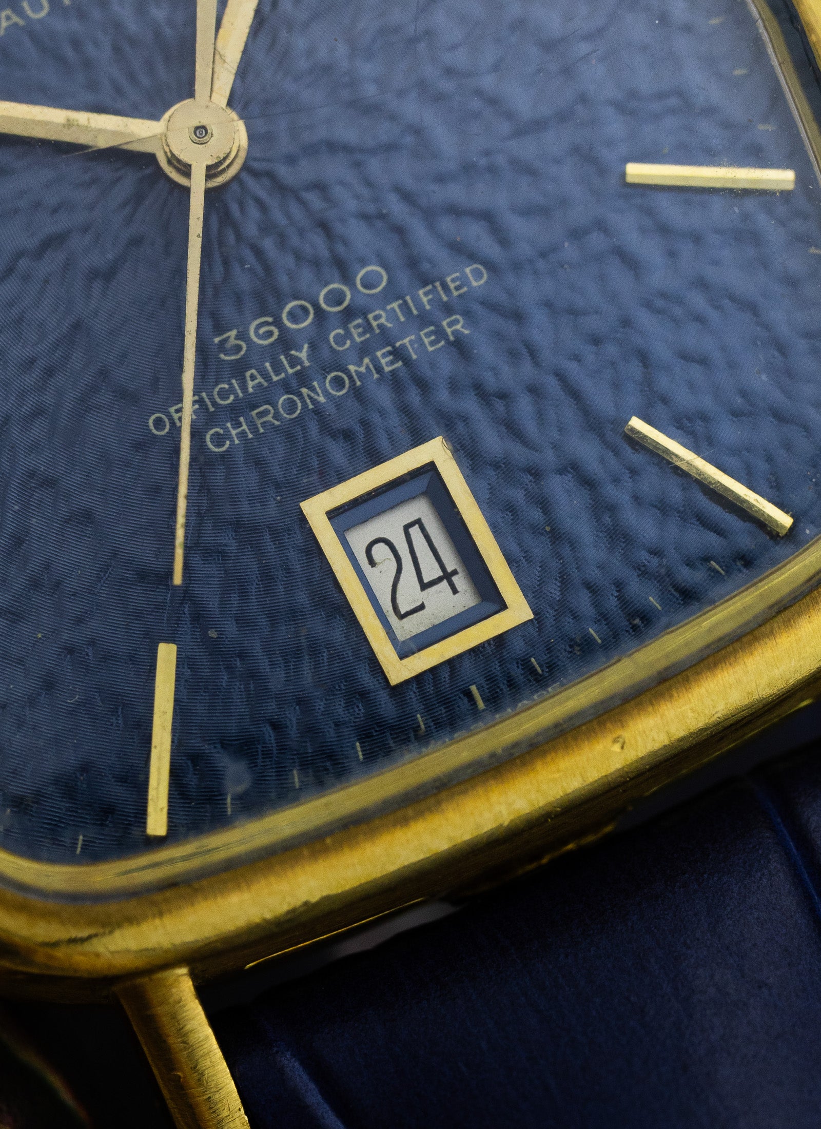 1970s 18K Ulysse Nardin Tonneau 36000 Navy Dial 8620 cal. NB11QU