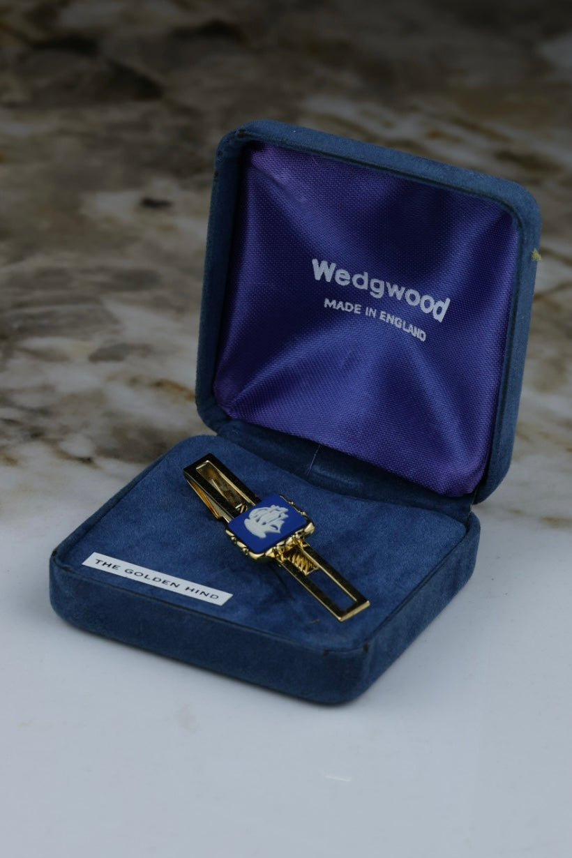 Wedgwood – spinka do krawata, pozłacana z błękitnym wypełnieniem i motywem statku (S32)