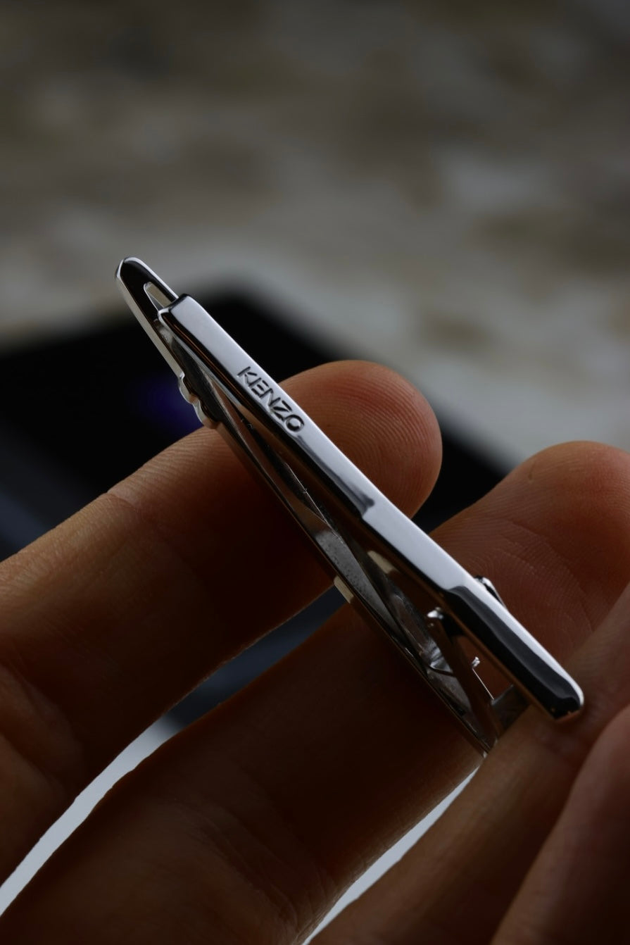 Kenzo – spinki do mankietów i spinka do krawatu, stalowe z czarnym logo (S33)